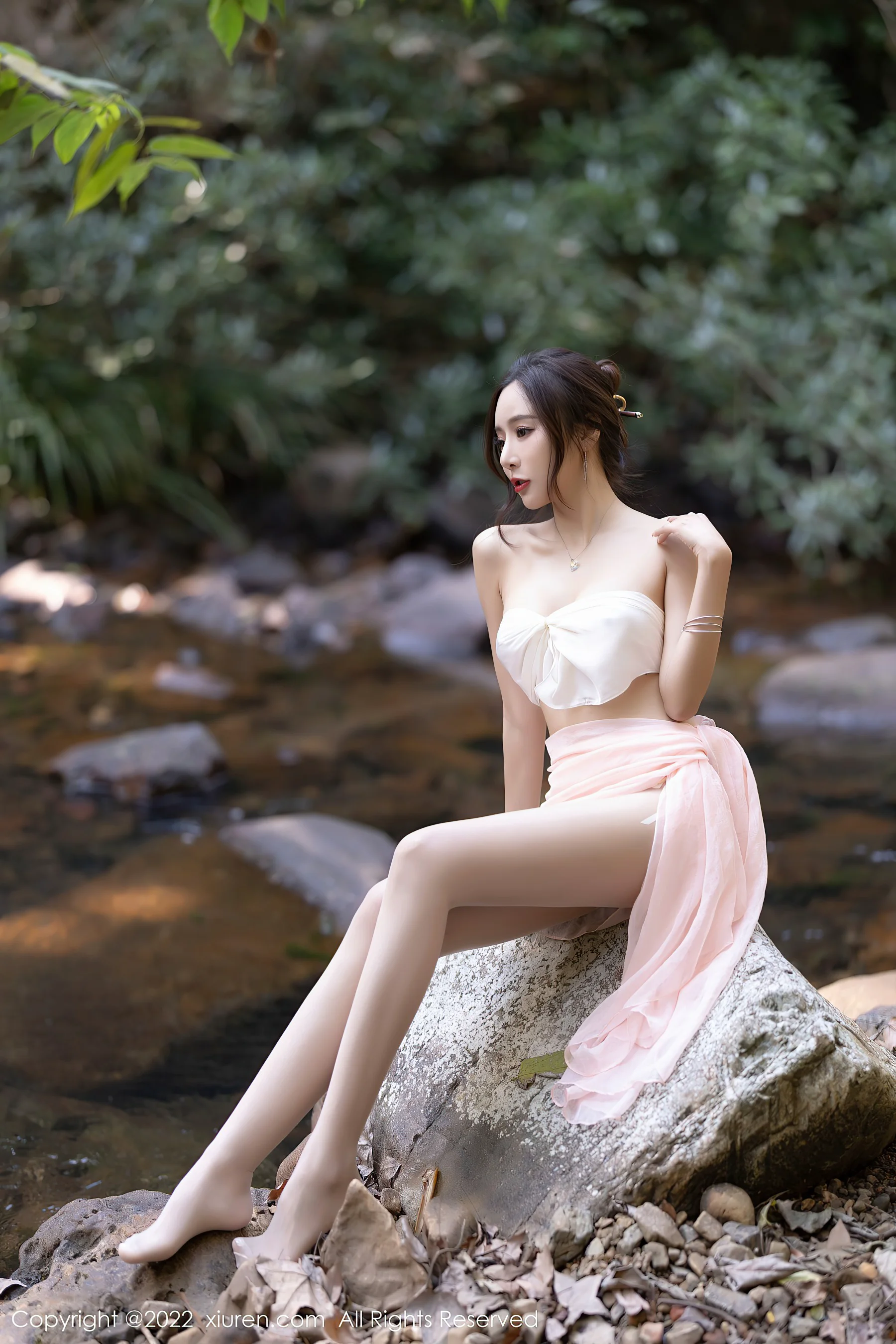 [XiuRen秀人网] No.4511 王馨瑶yanni 性感美腿户外写真 - 爱照片