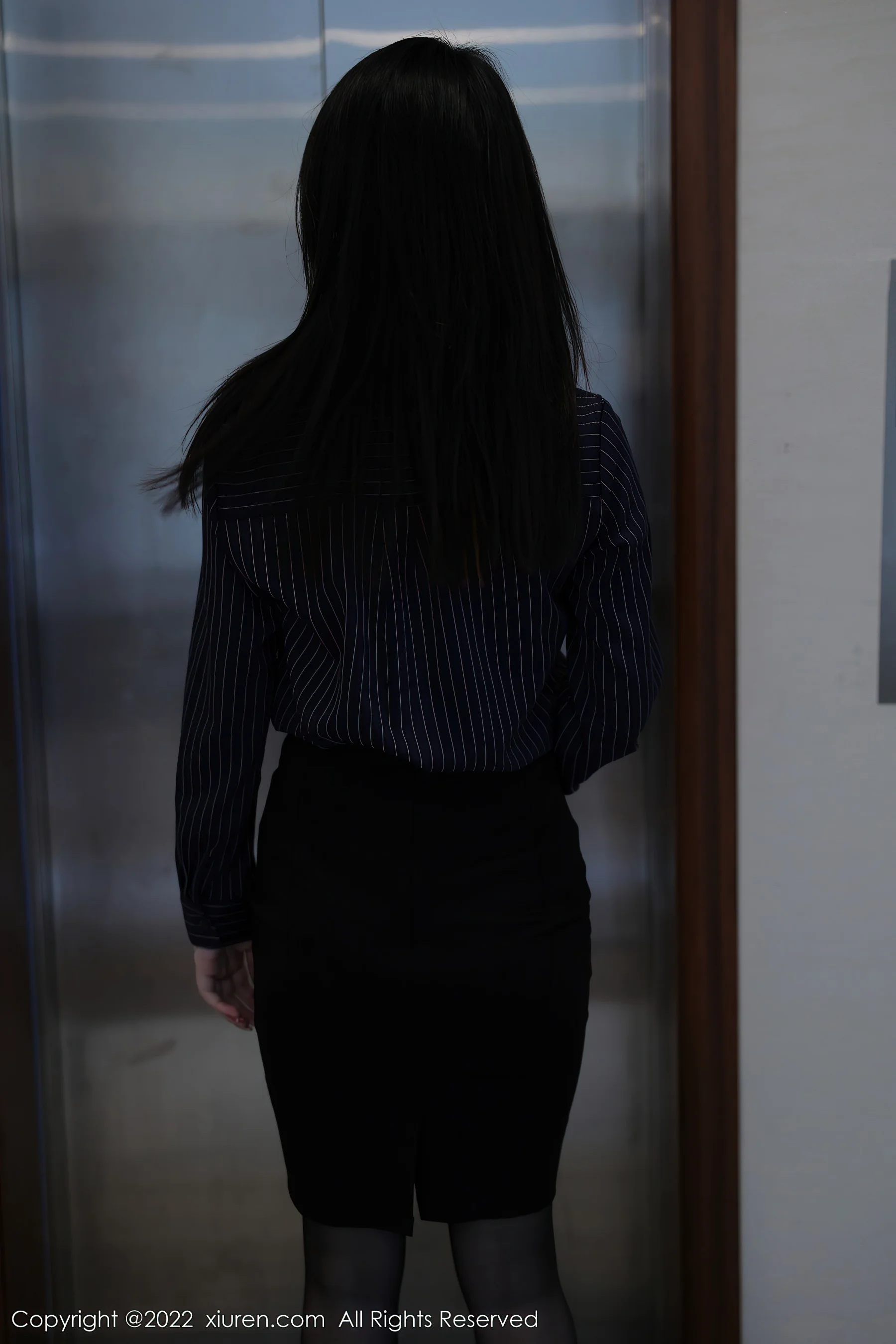 [XiuRen秀人网] No.4513 summer宝宝 电梯间脱衣诱惑大胆拍摄 - 爱照片