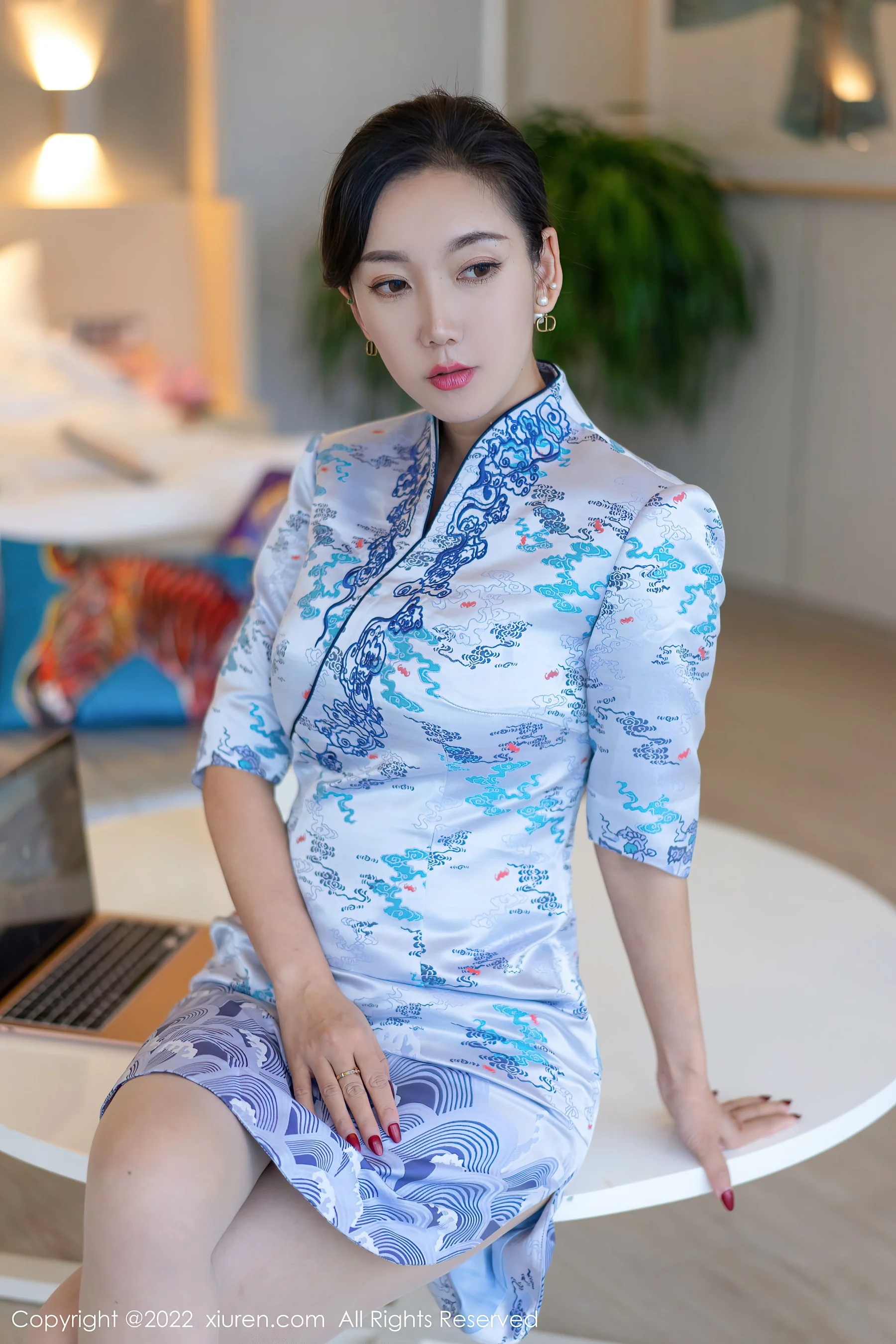 [XiuRen秀人网] No.4613 艾静香 御姐旗袍三亚旅拍 - 爱照片
