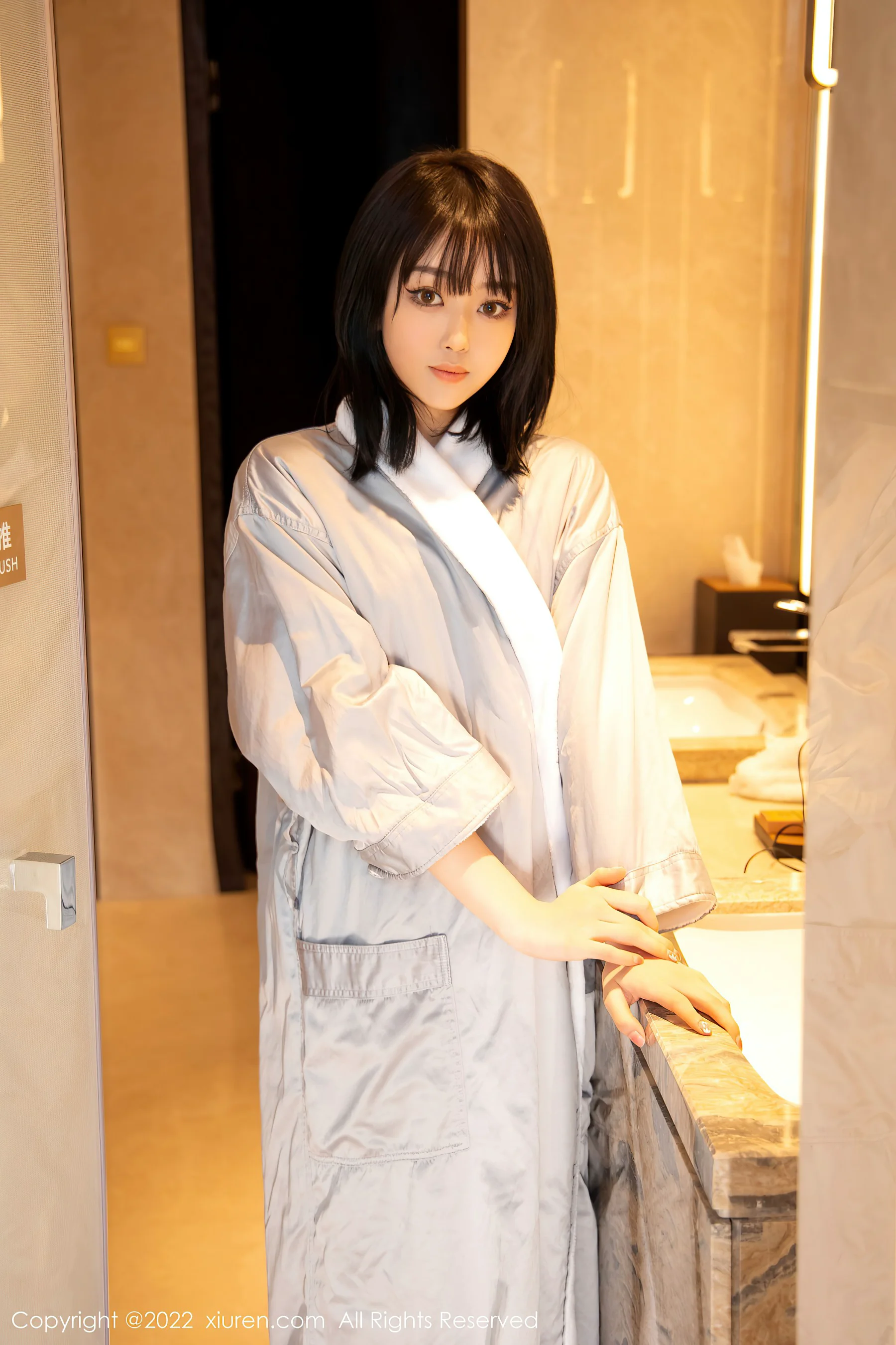 [XiuRen秀人网] No.4664 奶瓶. 美腿清纯大学生写真 - 爱照片