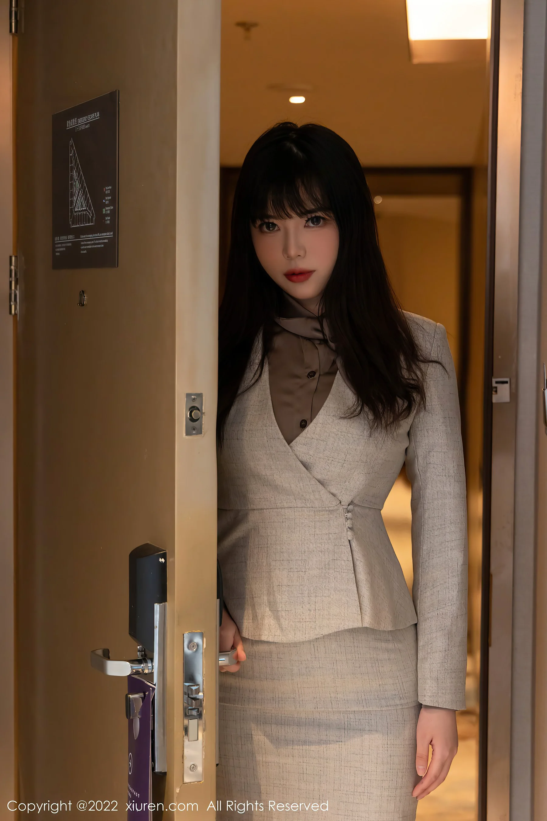 [XiuRen秀人网] No.4689 Arude薇薇 丝袜美腿短裙写真 - 爱照片