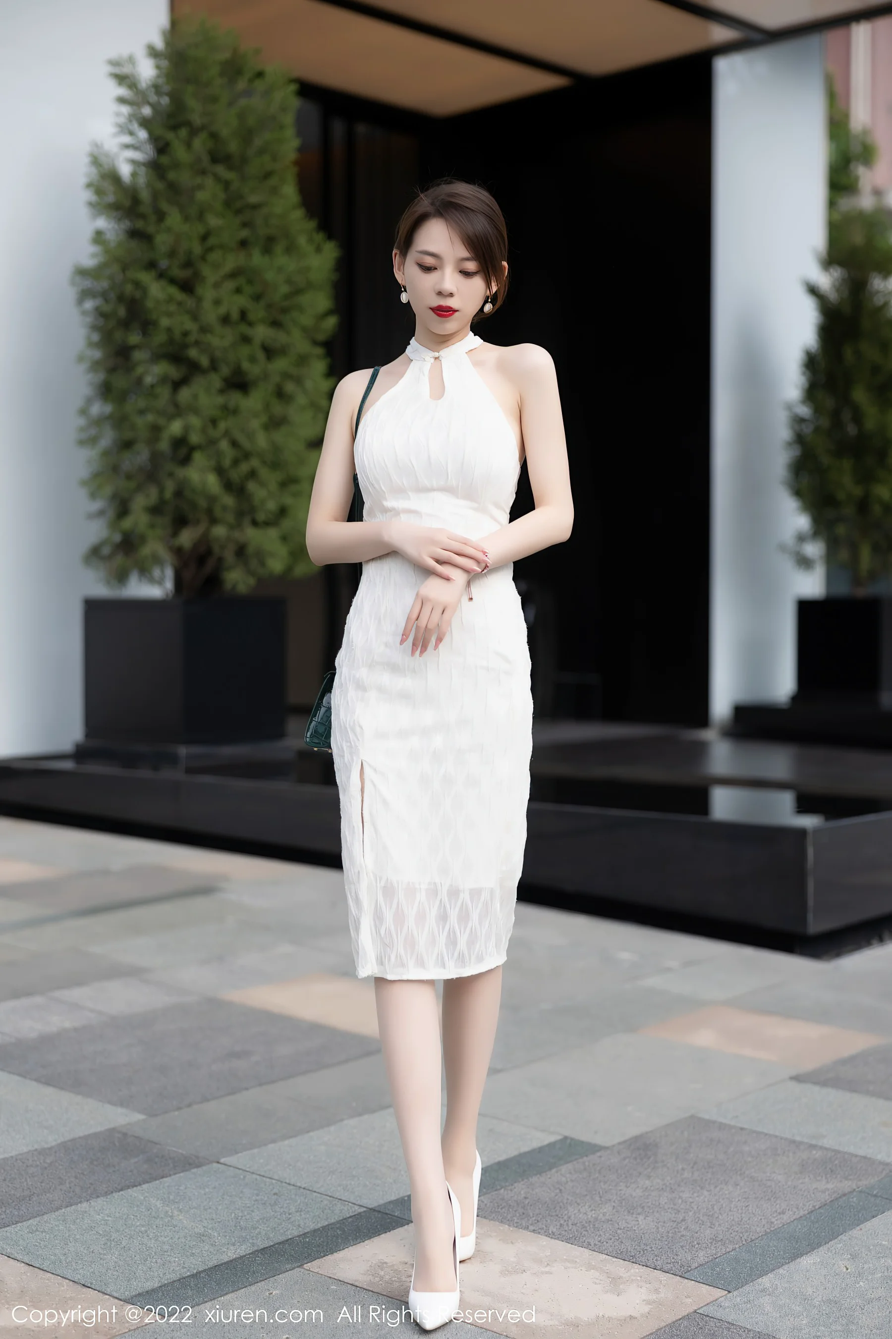 [XiuRen秀人网] No.4691 言沫 连衣裙丝袜写真 - 爱照片