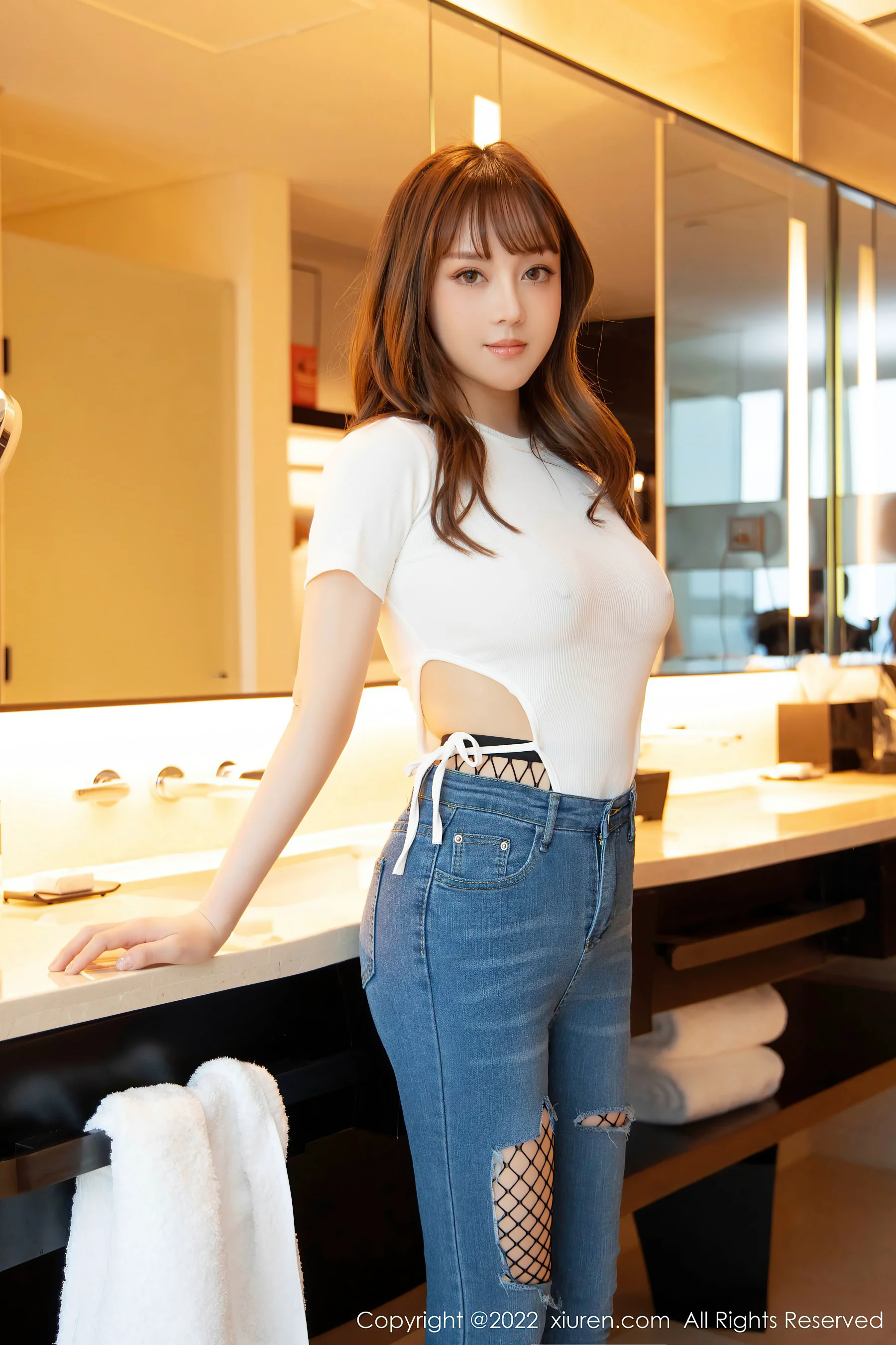 [XiuRen秀人网] No.4729 豆瓣酱 牛仔裤美腿 - 爱照片