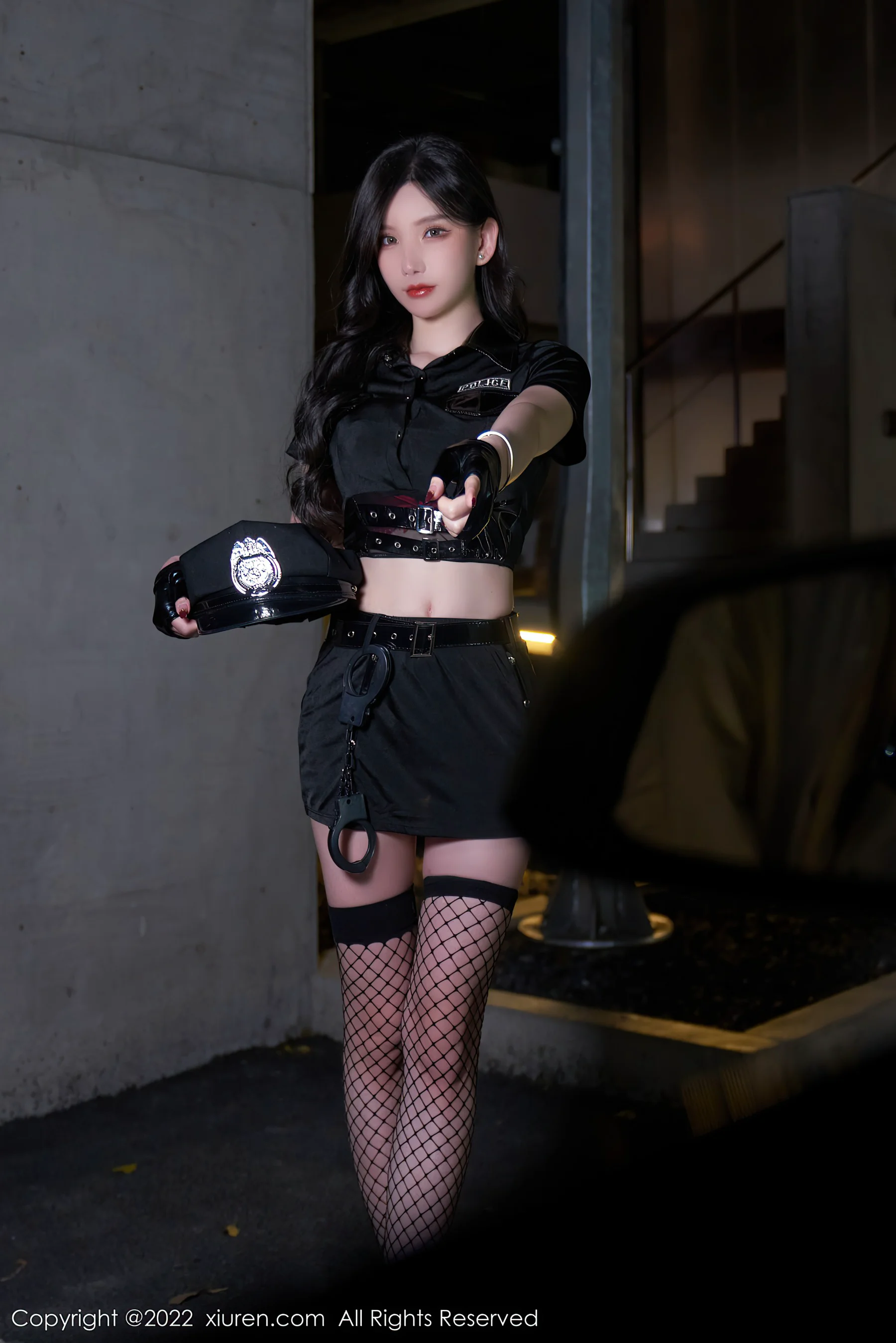 [XiuRen秀人网] No.4741 周于希Sally 黑丝美腿女警制服 - 爱照片