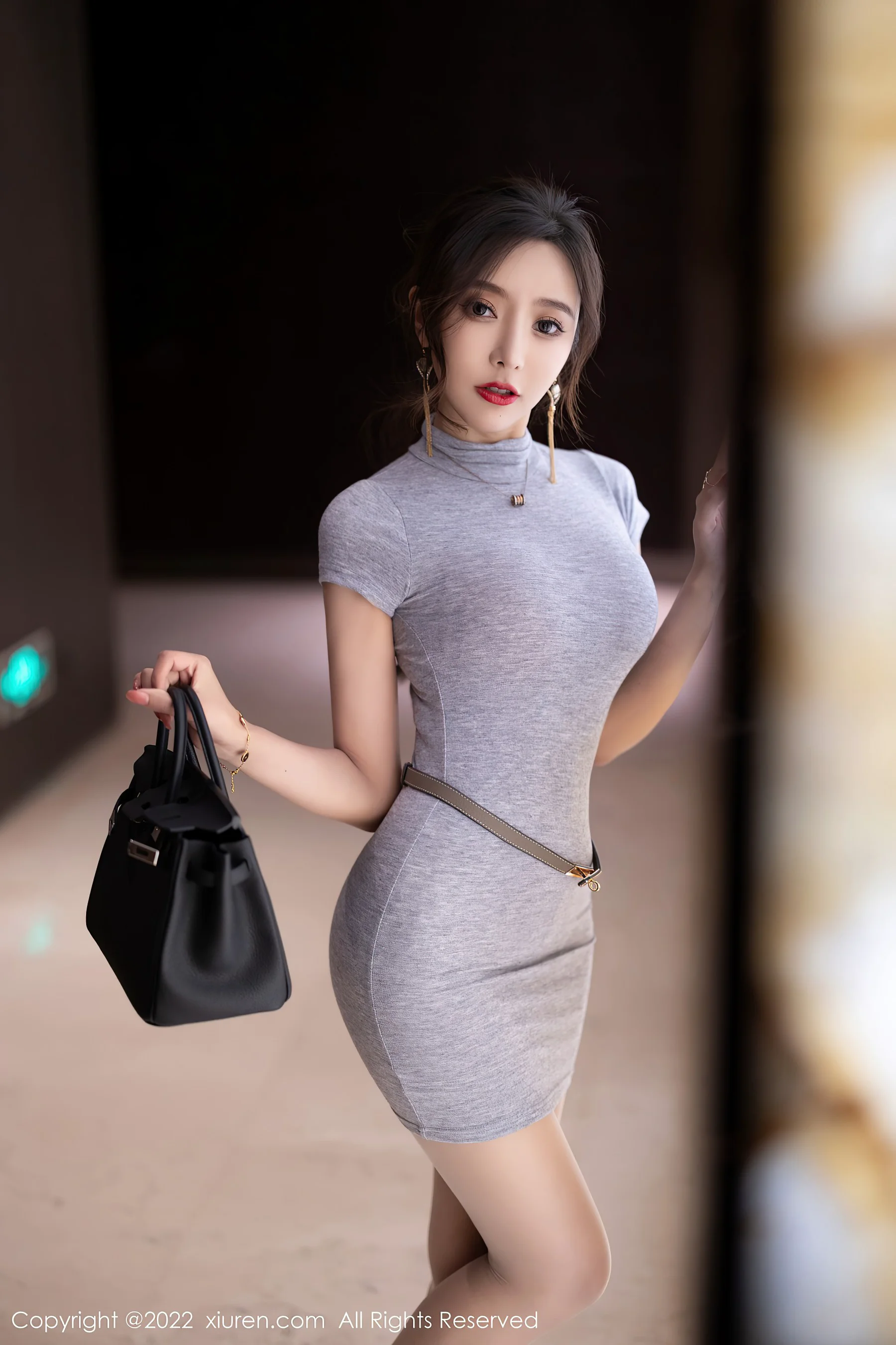 [XiuRen秀人网] No.4743 王馨瑶yanni 美腿丝袜性感写真 - 爱照片
