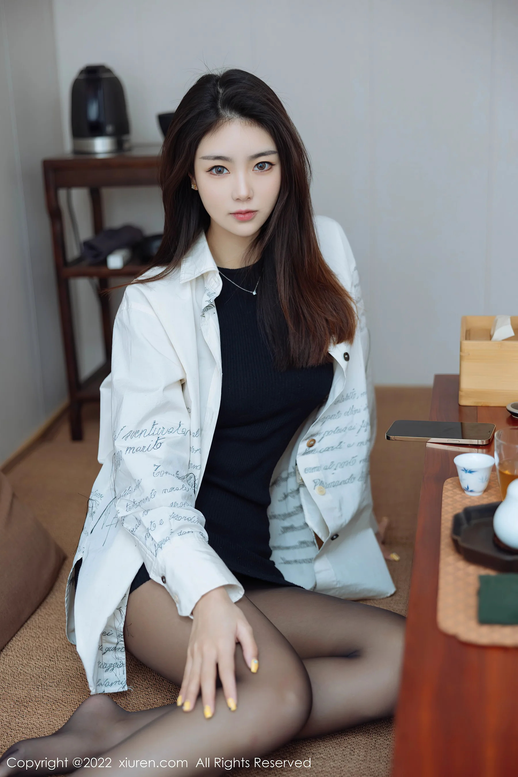[XiuRen秀人网] No.4832 可樂Vicky 黑丝美腿 - 爱照片