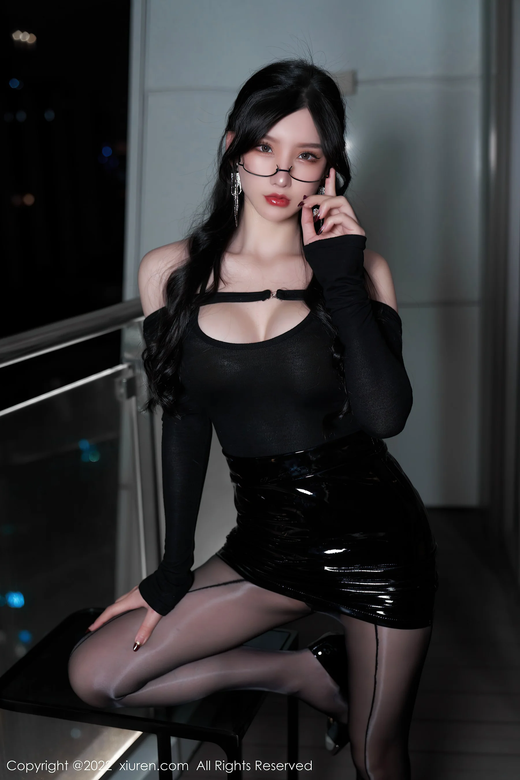 [XiuRen秀人网] No.4843 周于希Sally 黑丝美臀酥胸半露写真 - 爱照片
