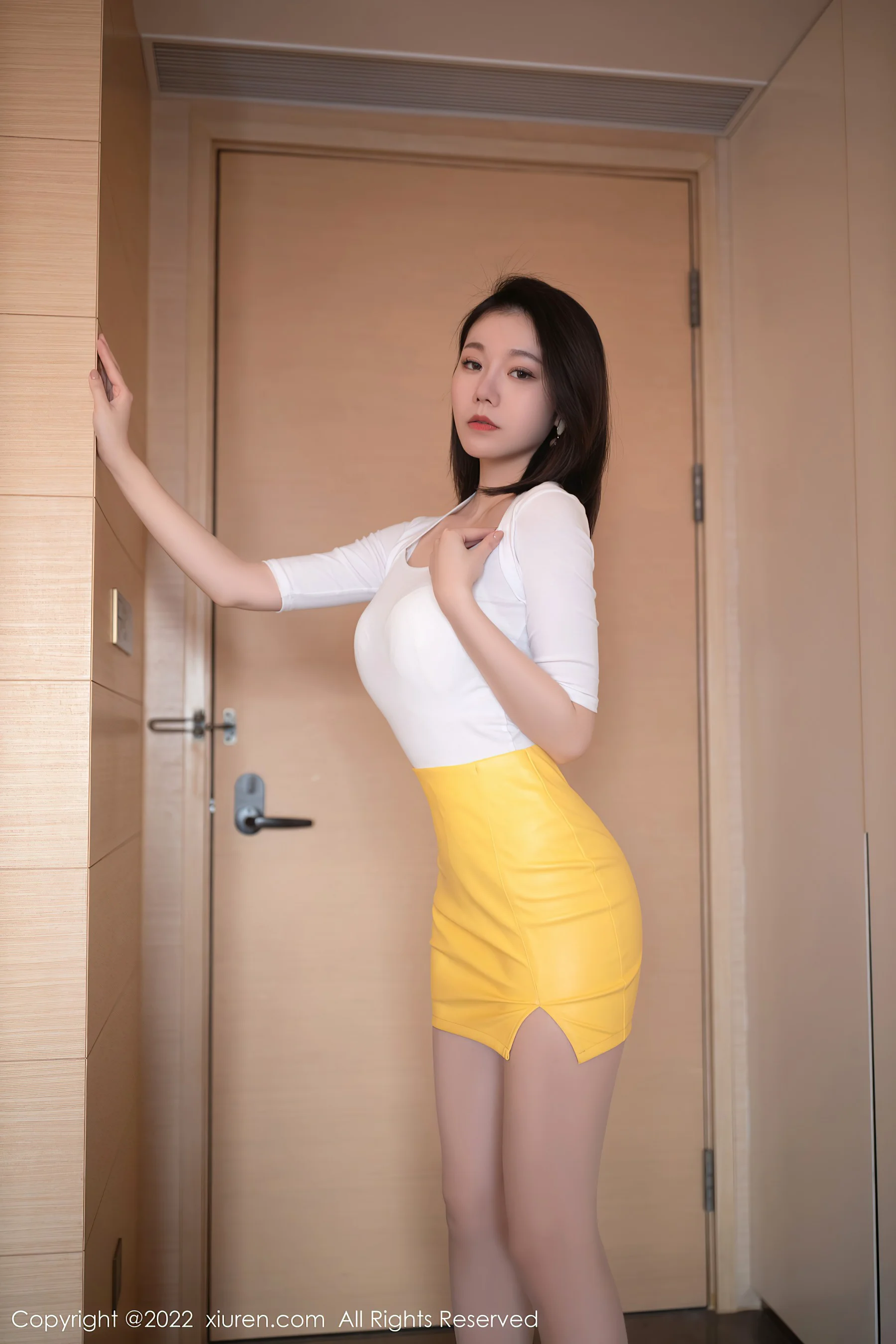 [XiuRen秀人网] No.4854 安然 丝袜美腿旅拍写真 - 爱照片