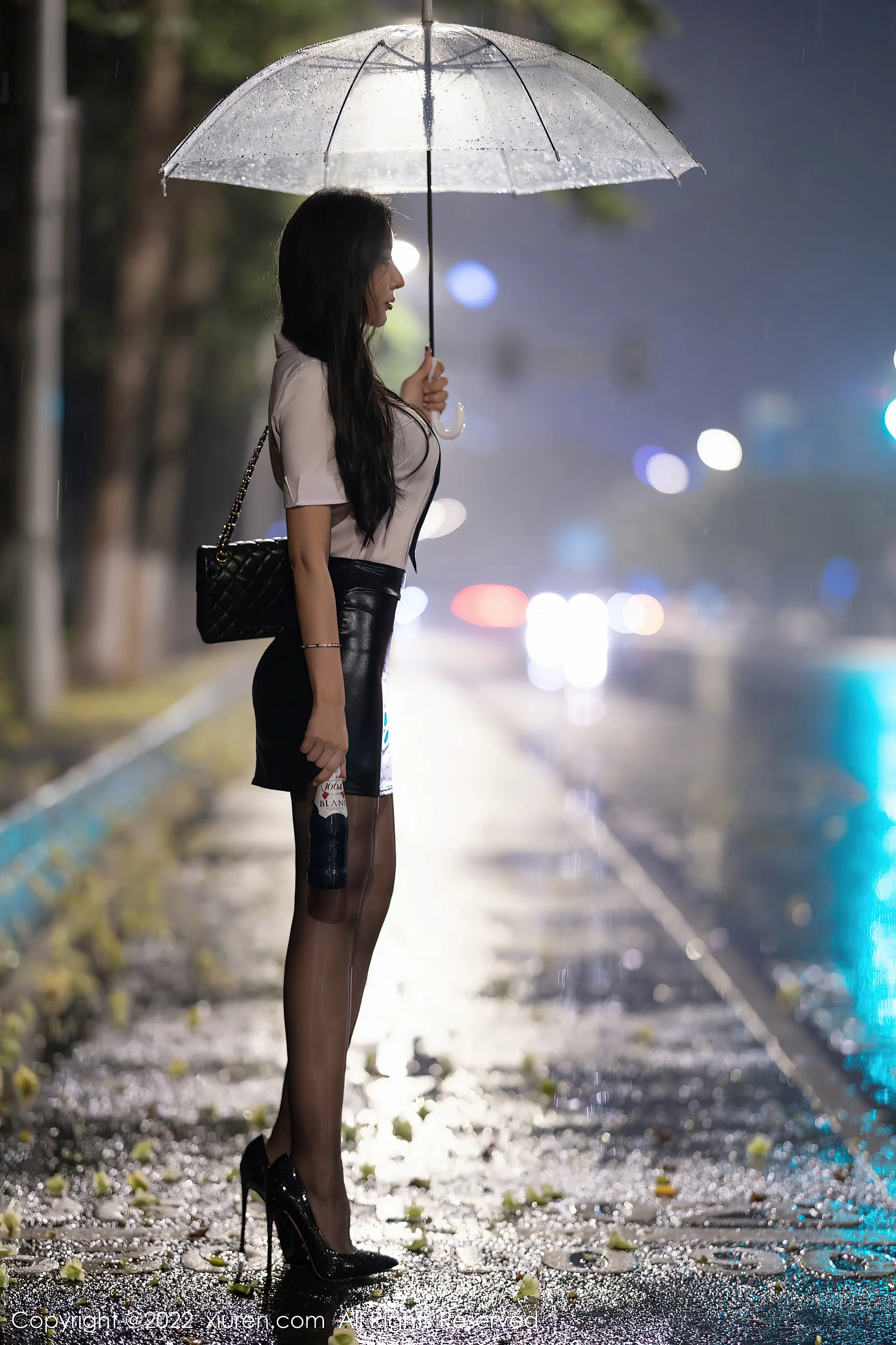 [XiuRen秀人网] No.4879 王馨瑶yanni 黑丝美腿短裙私拍 - 爱照片