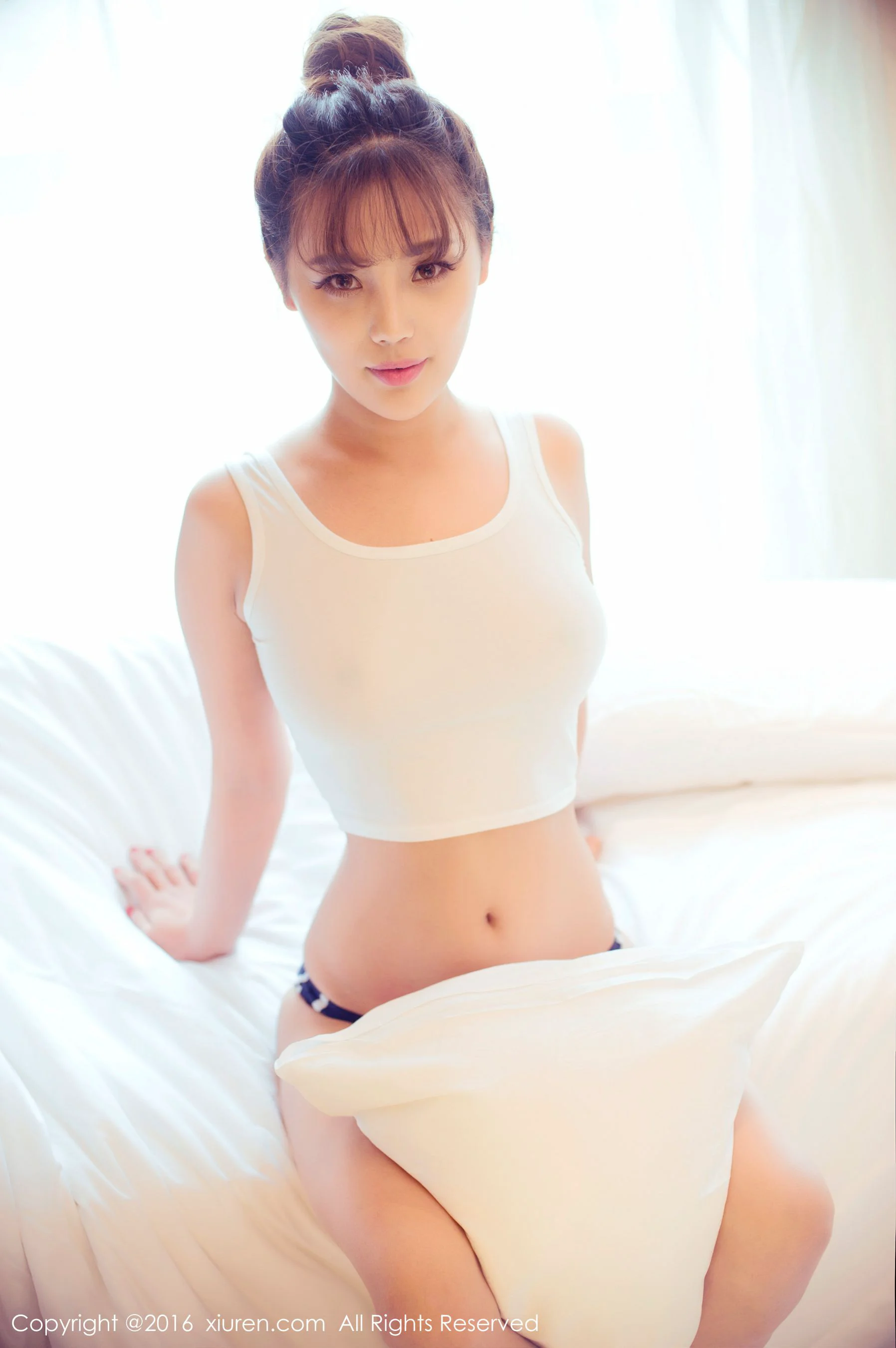 周予然《高叉泳衣、爆乳内衣、高跟美腿、白色超短工字背心装》 [秀人网XiuRen] No.633 写真集 - 爱照片
