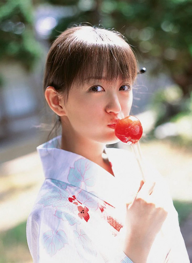 小松彩夏《オトナ？コドモ？》写真集 [YS Web] Vol.135 - 爱照片