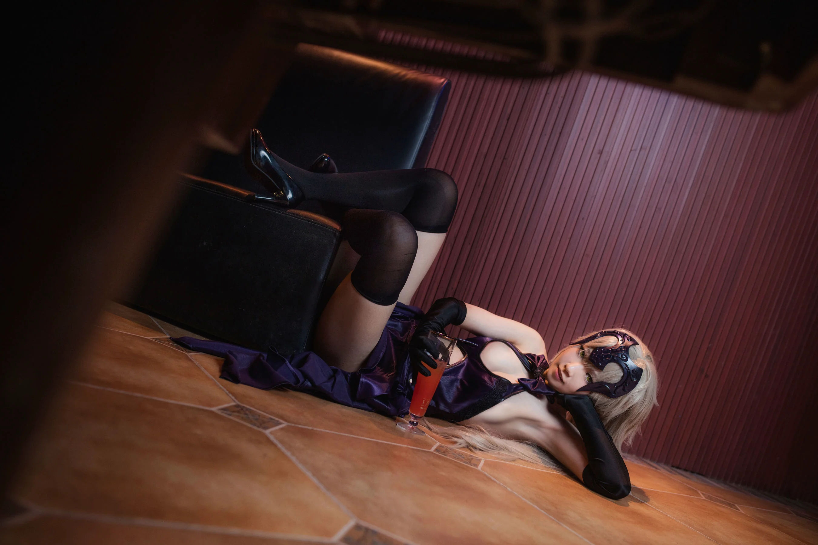[网红COSER] 肉宅 – 聖夜の晚餐 写真集 - 爱照片