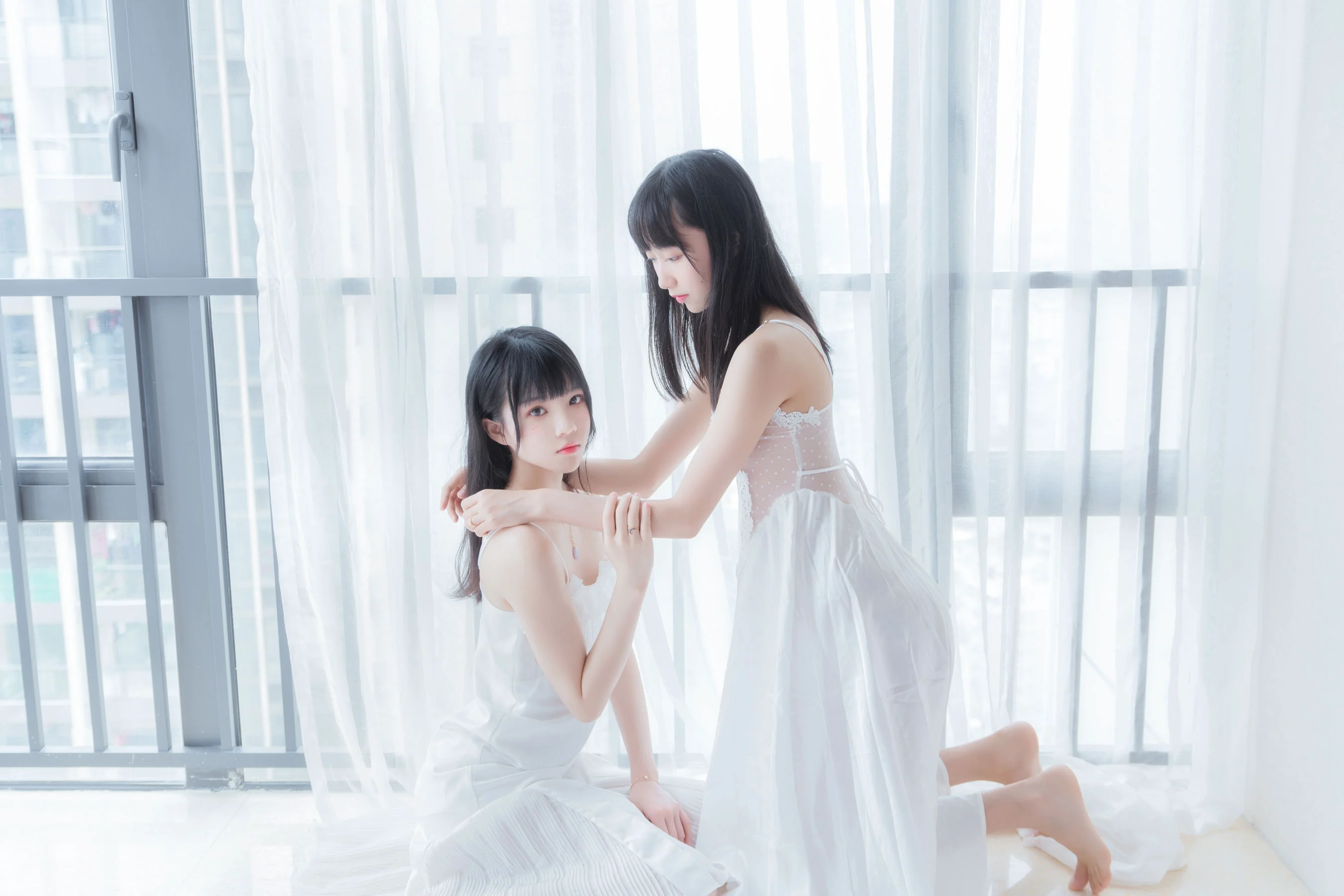 萌系小姐姐木绵绵OwO&桜桃喵 《朝(白裙×白裙)》 写真集 - 爱照片