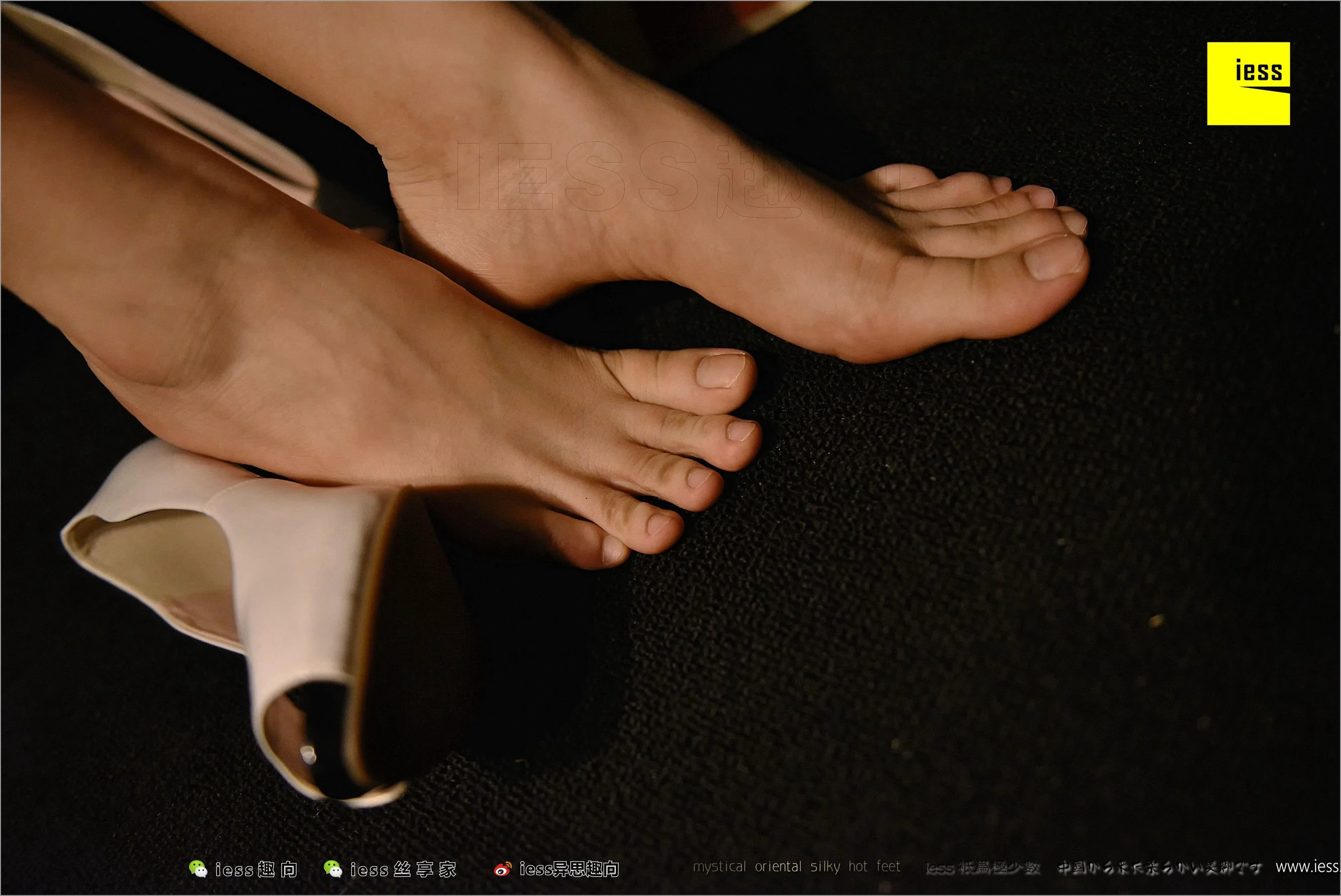 Julia君君《台灯下的裸足》 [异思趣向IESS] 丝足便当219 写真集 - 爱照片