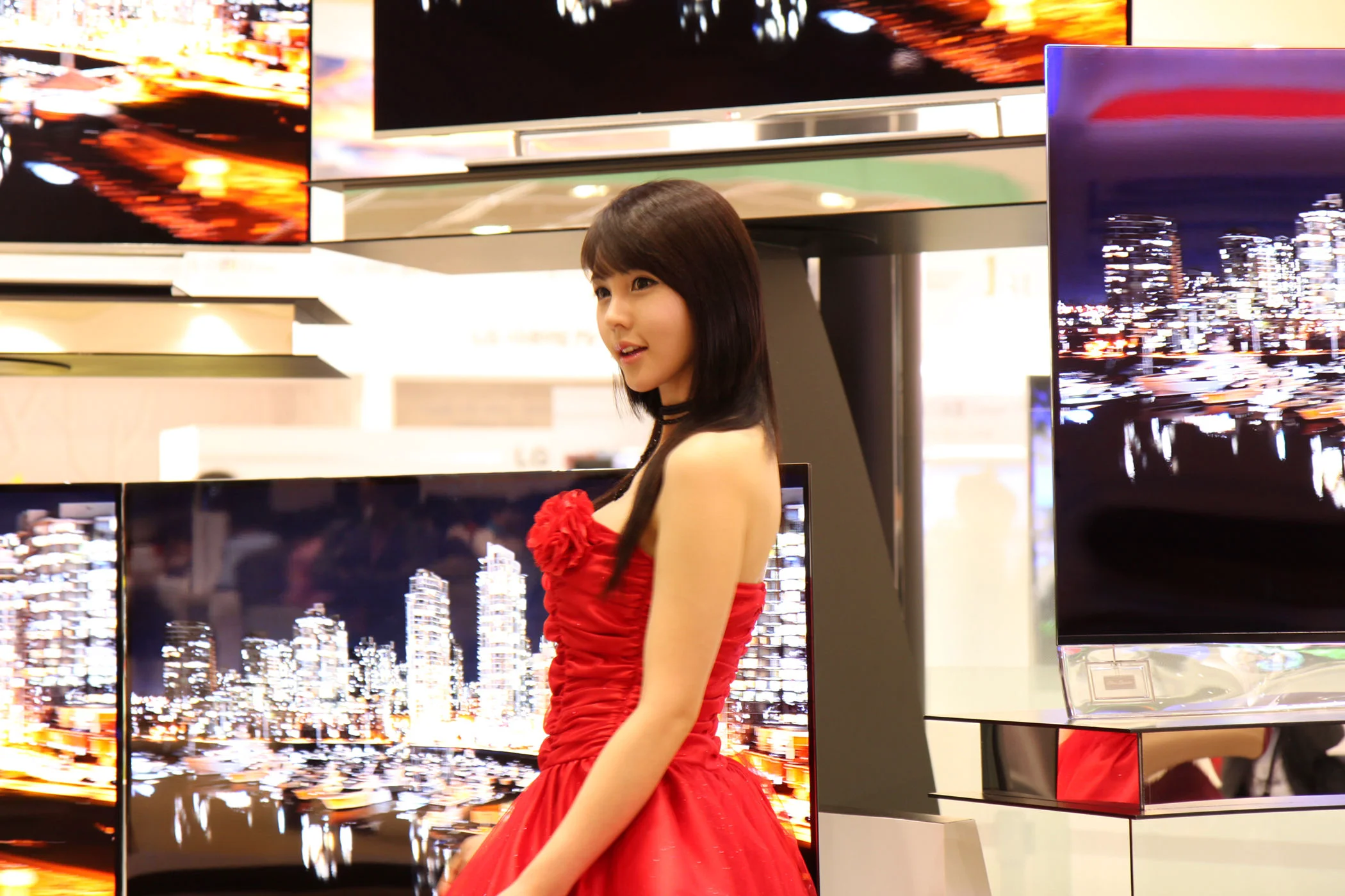 李智友《展厅红裙少女》图片合集 - 爱照片