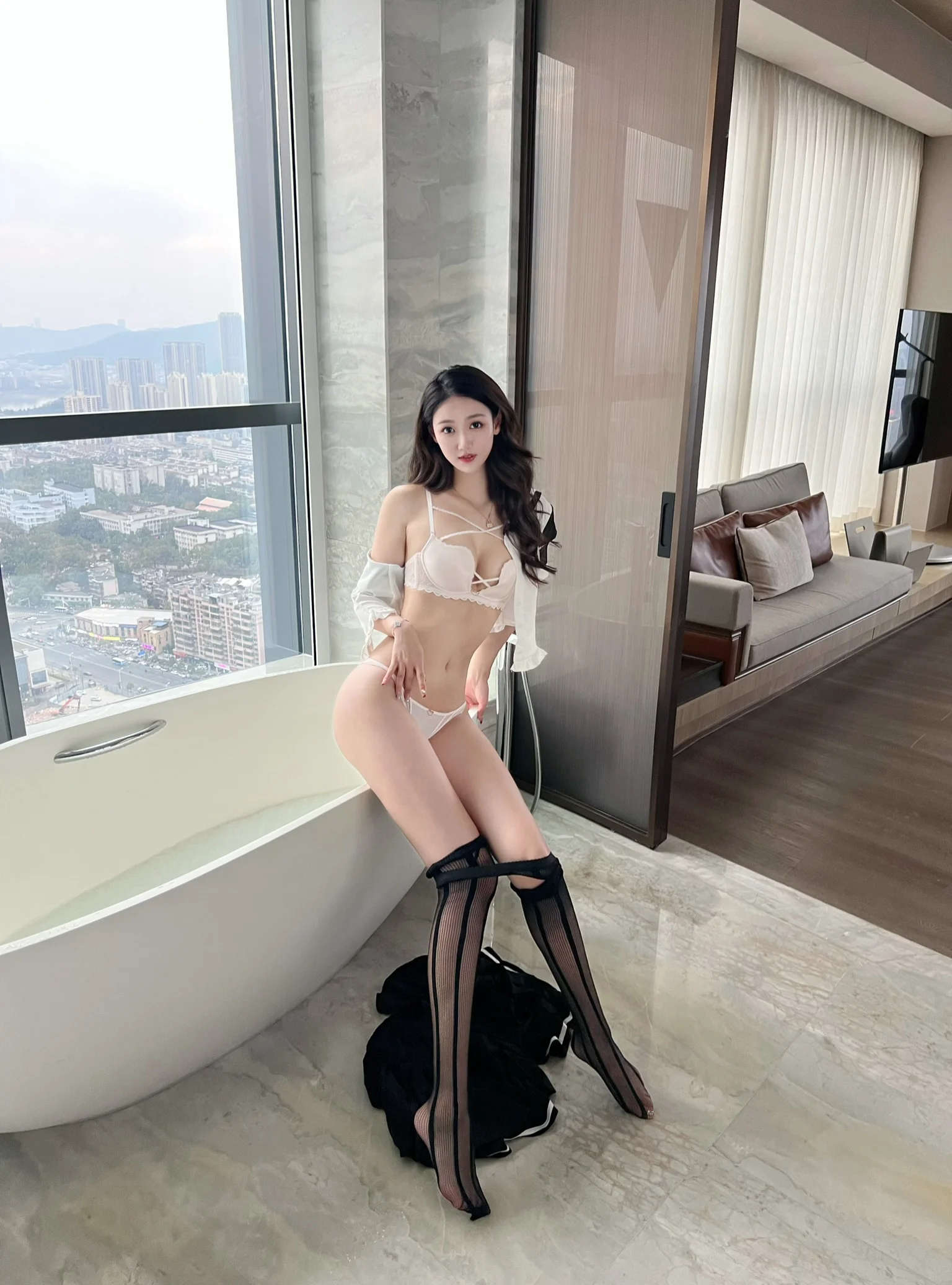 唐安琪 – 性感黑色短裙写真 - 爱照片