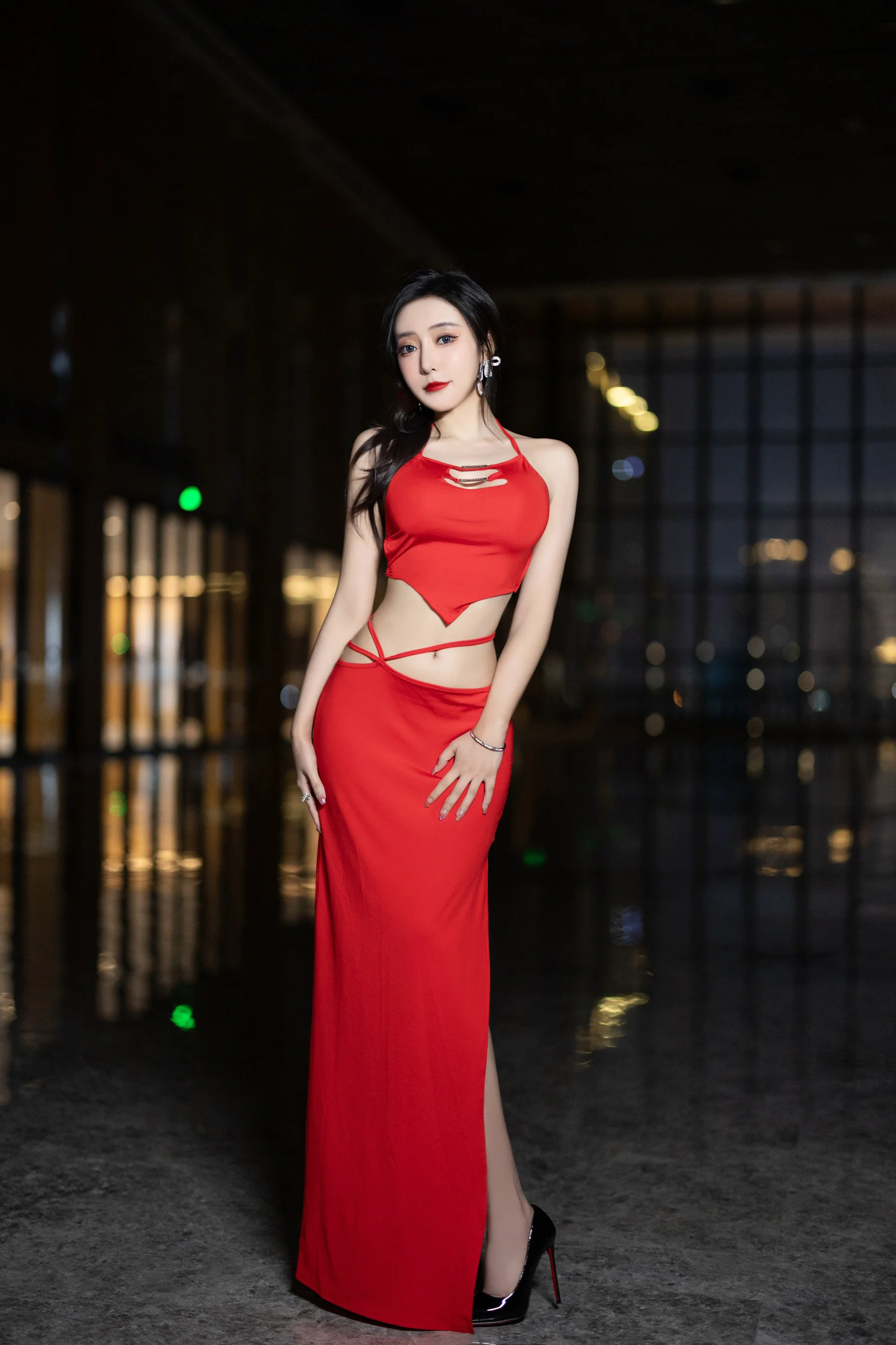 王馨瑶Yanni – 红色裙子拼杏色毛毛情趣 - 爱照片