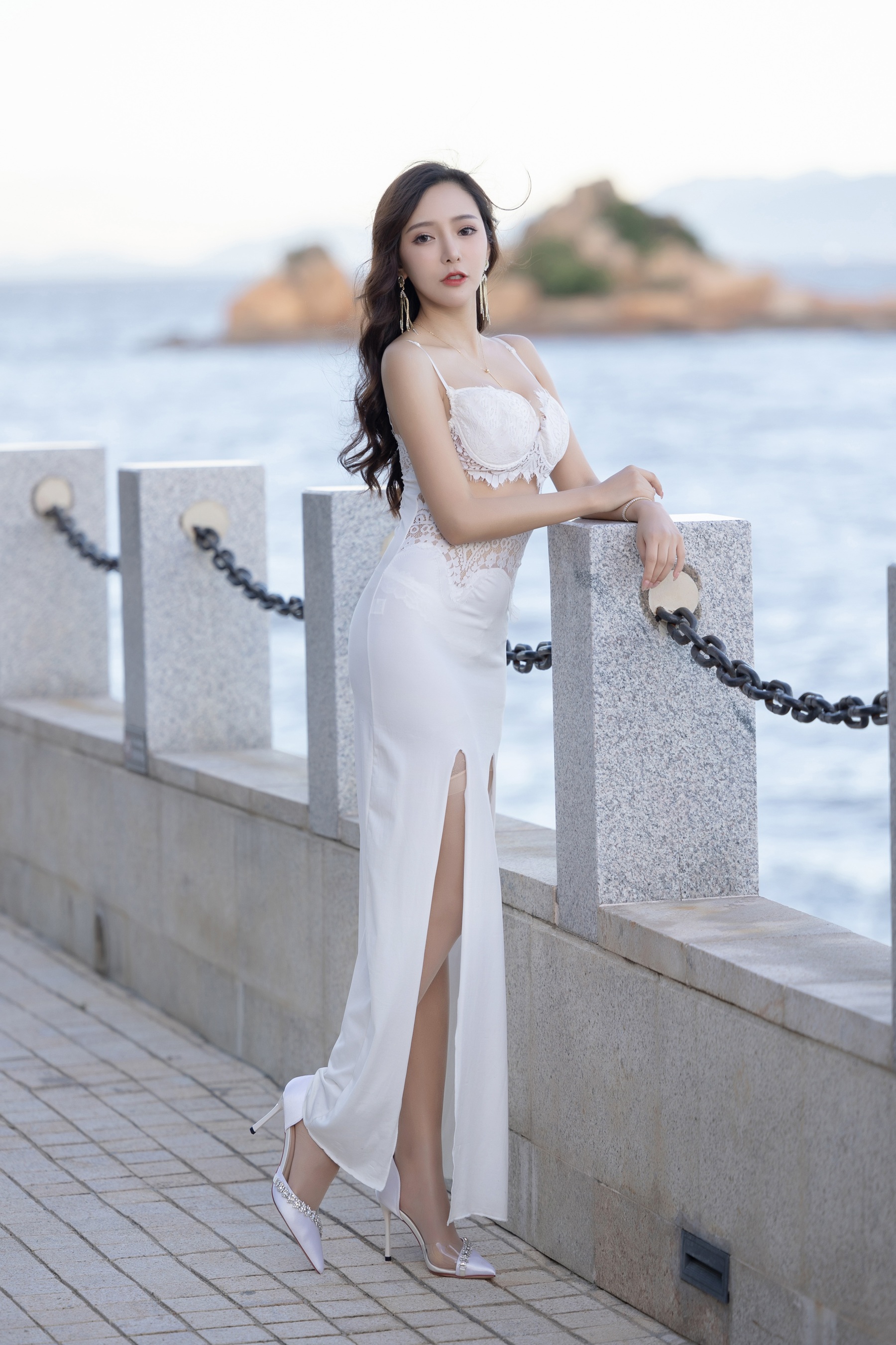 王馨瑶Yanni – 内购无水印 NO.4004 白色裙子灰色旗袍 - 爱照片