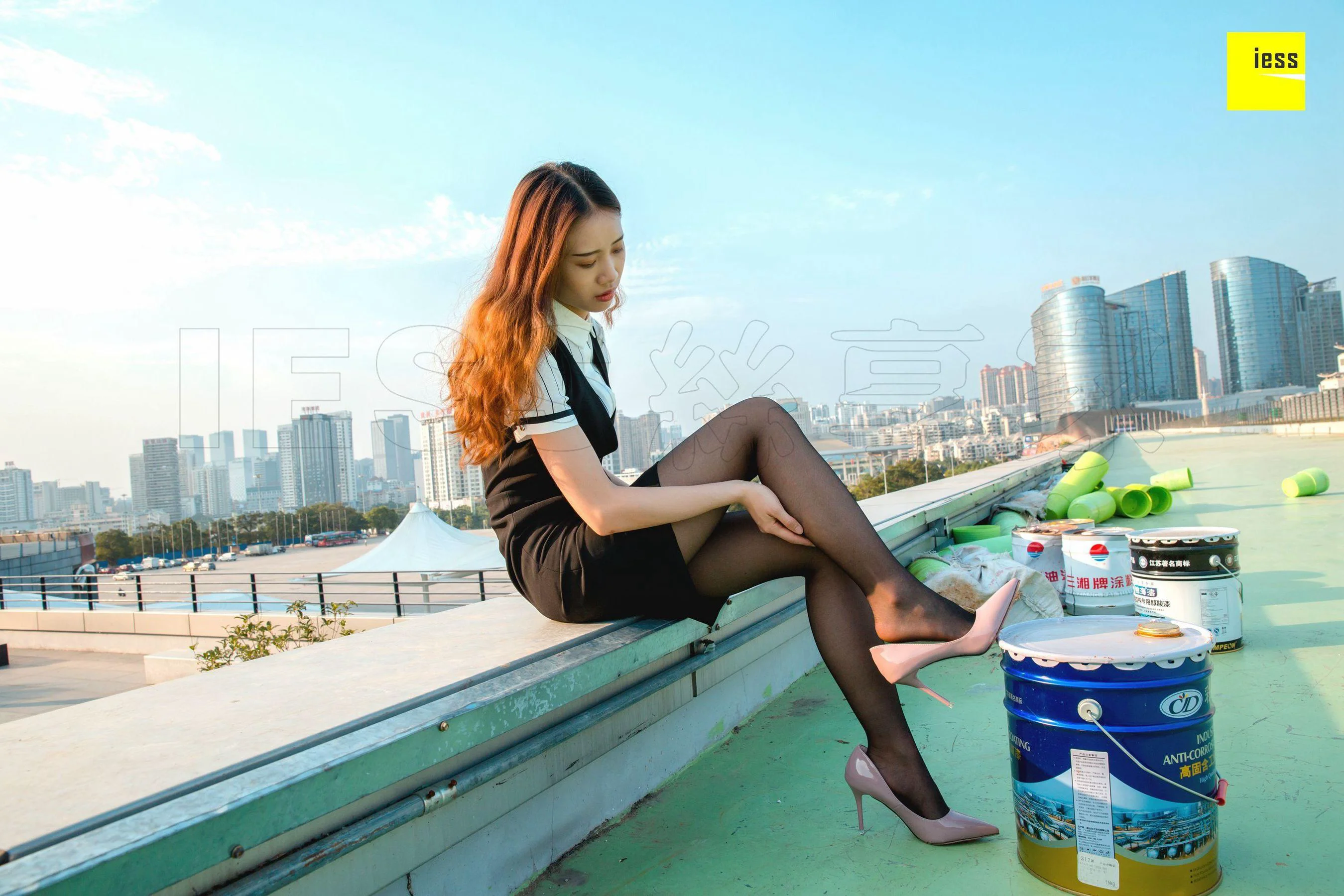 暖暖《快看！楼顶上有个黑丝女》 [异思趣向IESS] 丝享家237 写真集 - 爱照片