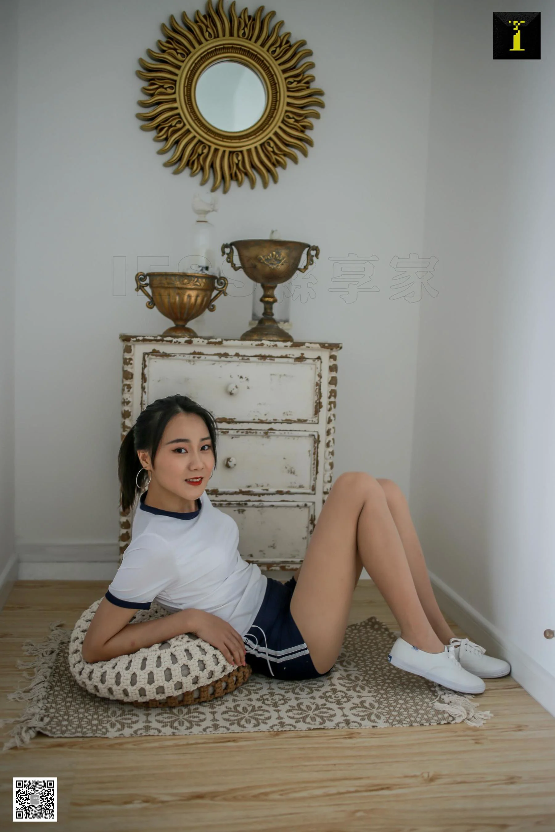 模特小衫 《透出轮廓的紧身裤》 [IESS异思趣向] 丝袜美腿写真集 - 爱照片