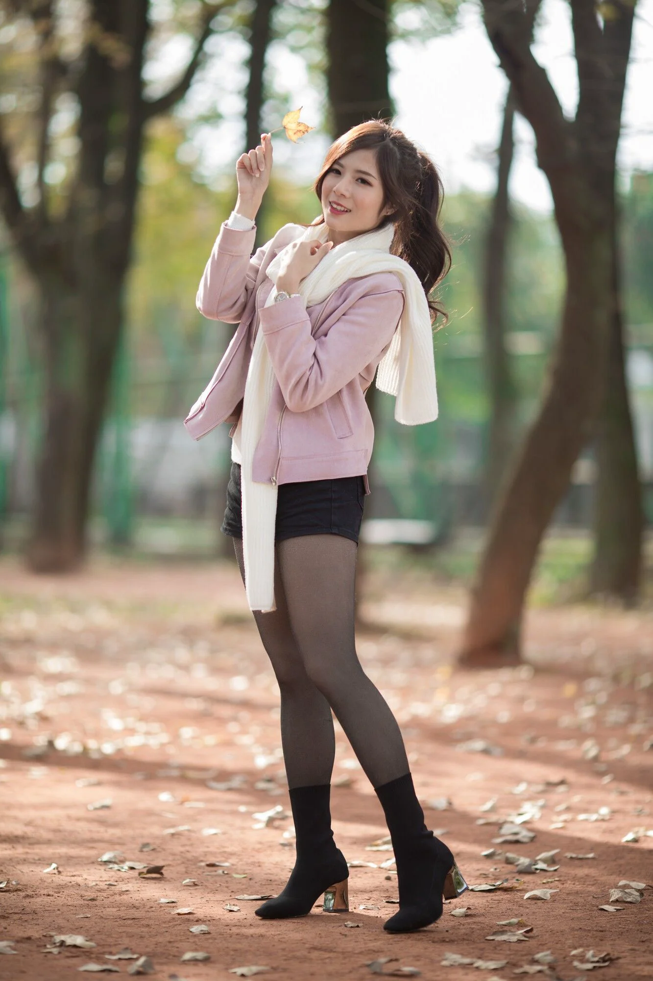 [台湾正妹] 方唯真 – 3套服装黑丝街拍 写真集 - 爱照片