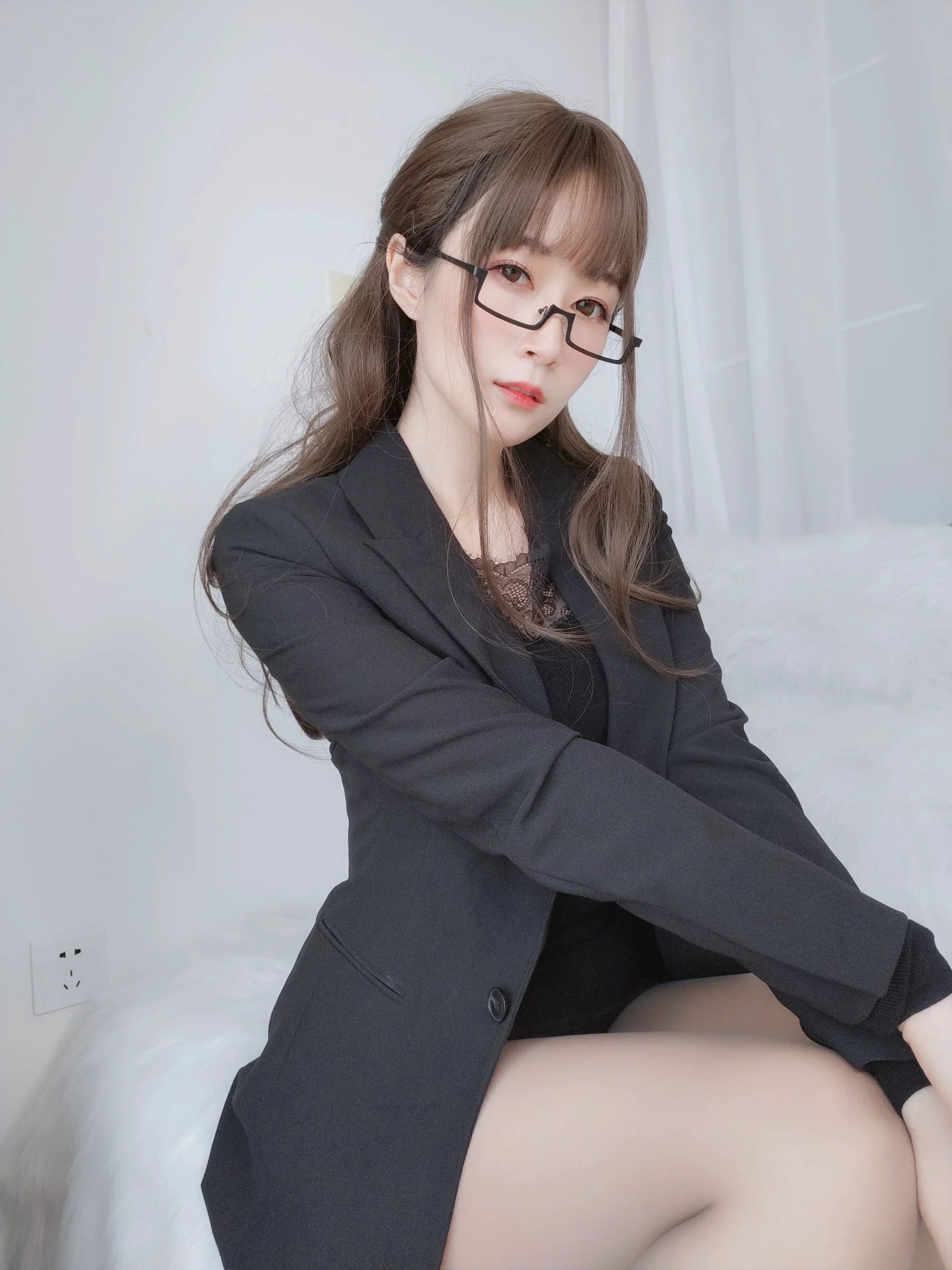 Coser小姐姐白银81 – 黑西服 - 爱照片