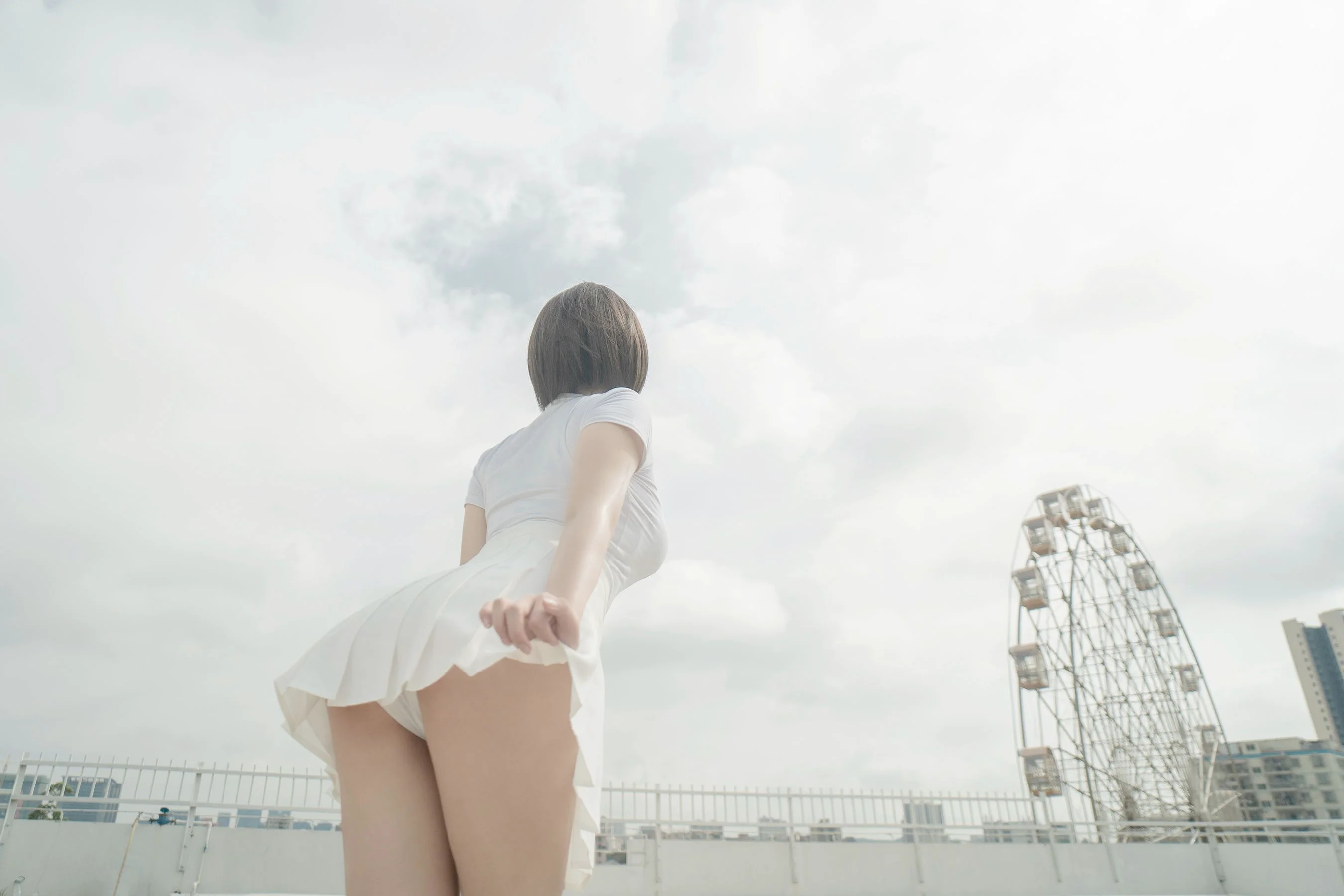 鬼马少女阿薰kaOri – 天台 套图 - 爱照片