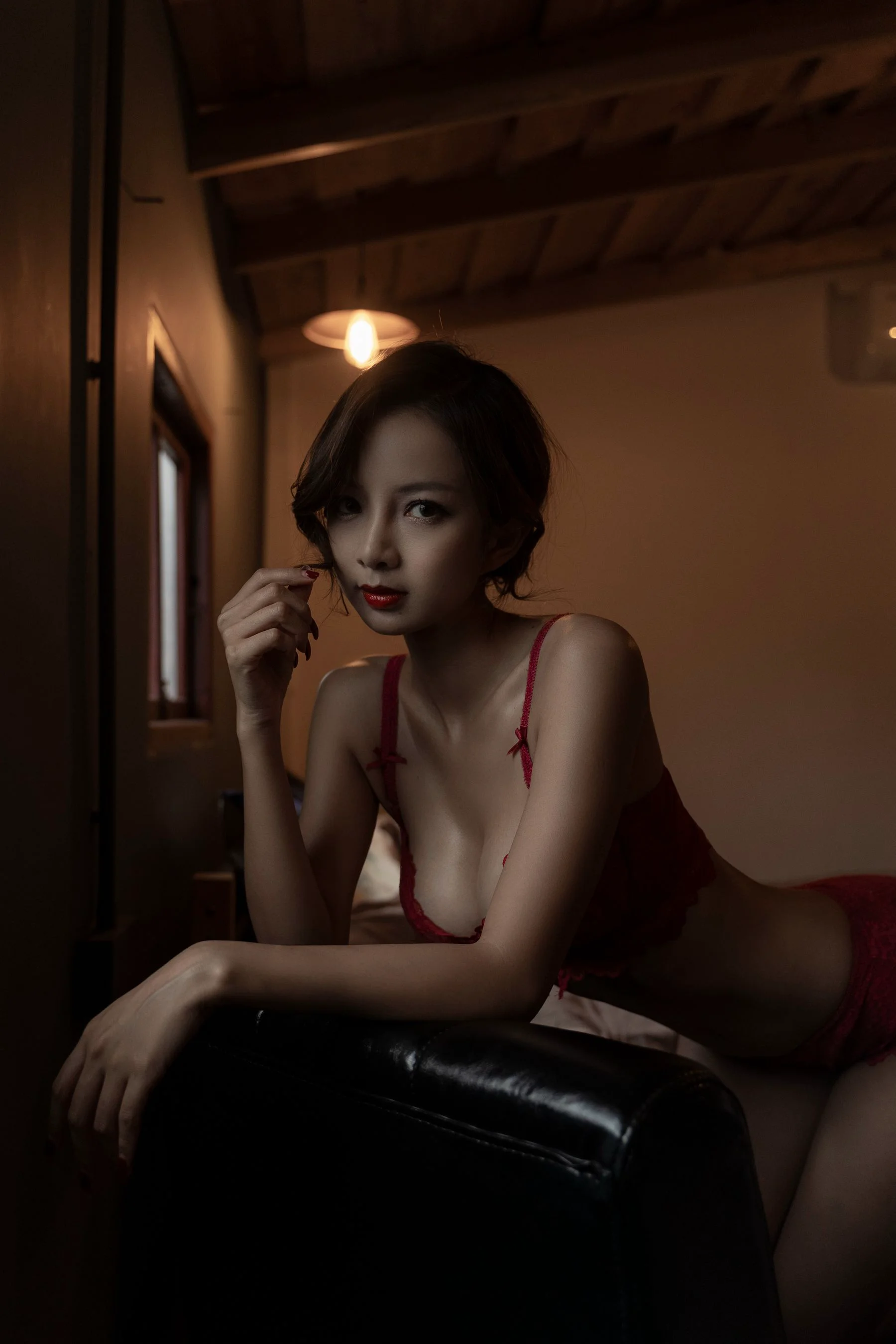 [网红COSER写真] Nicole小月 – 后窗 套图 - 爱照片
