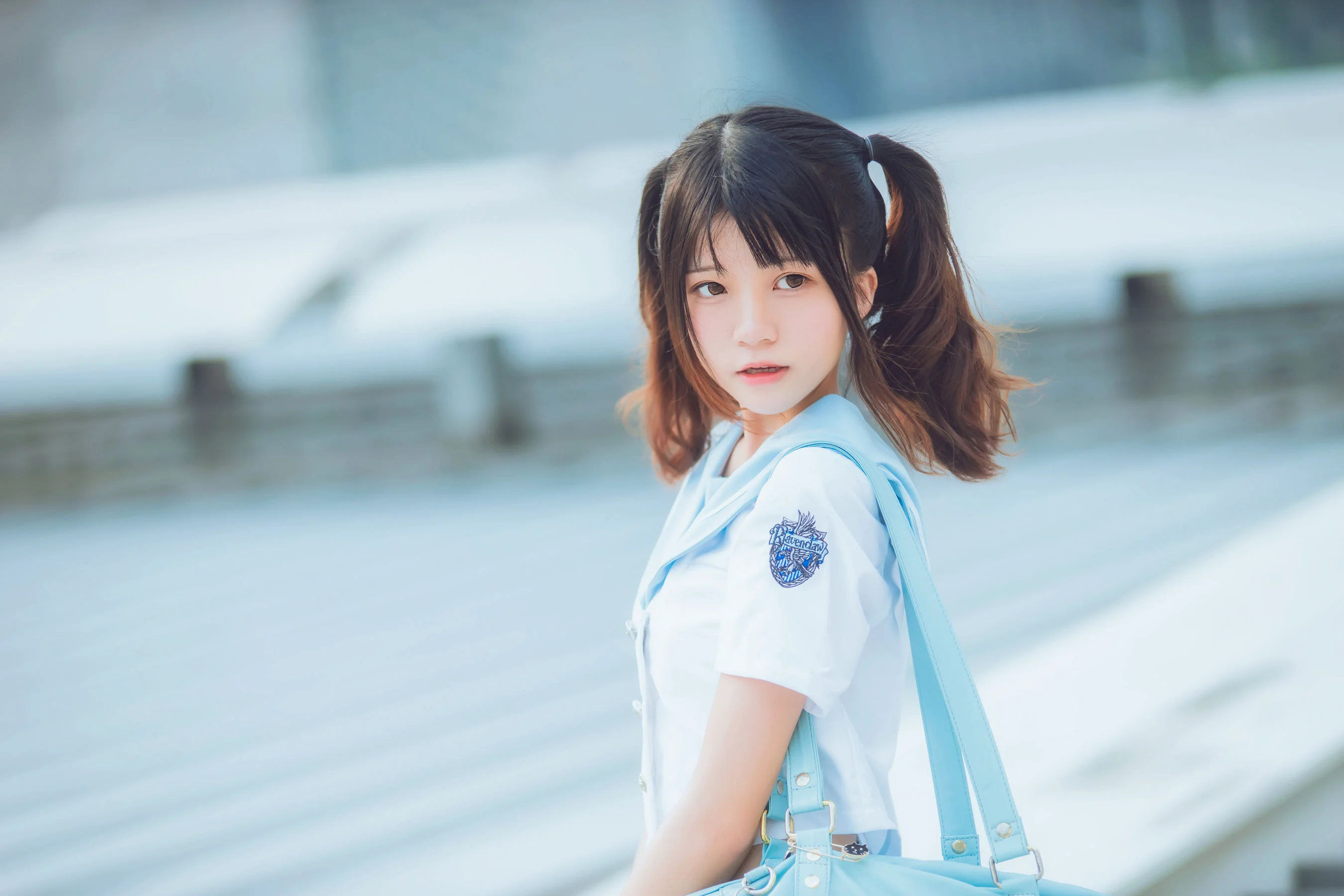 [COS福利] 桜桃喵 – 少女之微风轻轻起 写真套图 - 爱照片