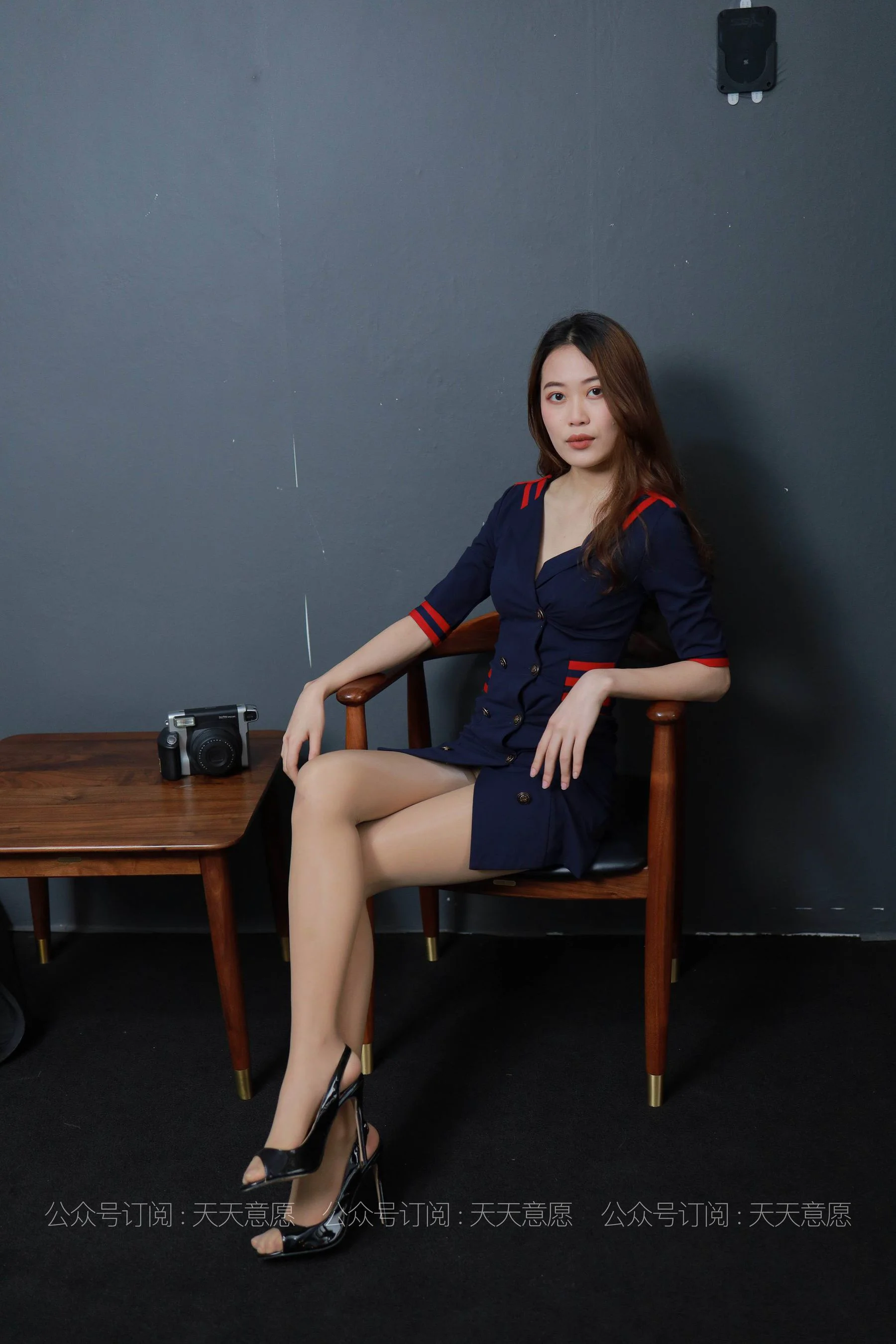 [IESS] 丝享家797： 肉肉《大长腿超短裙》 - 爱照片