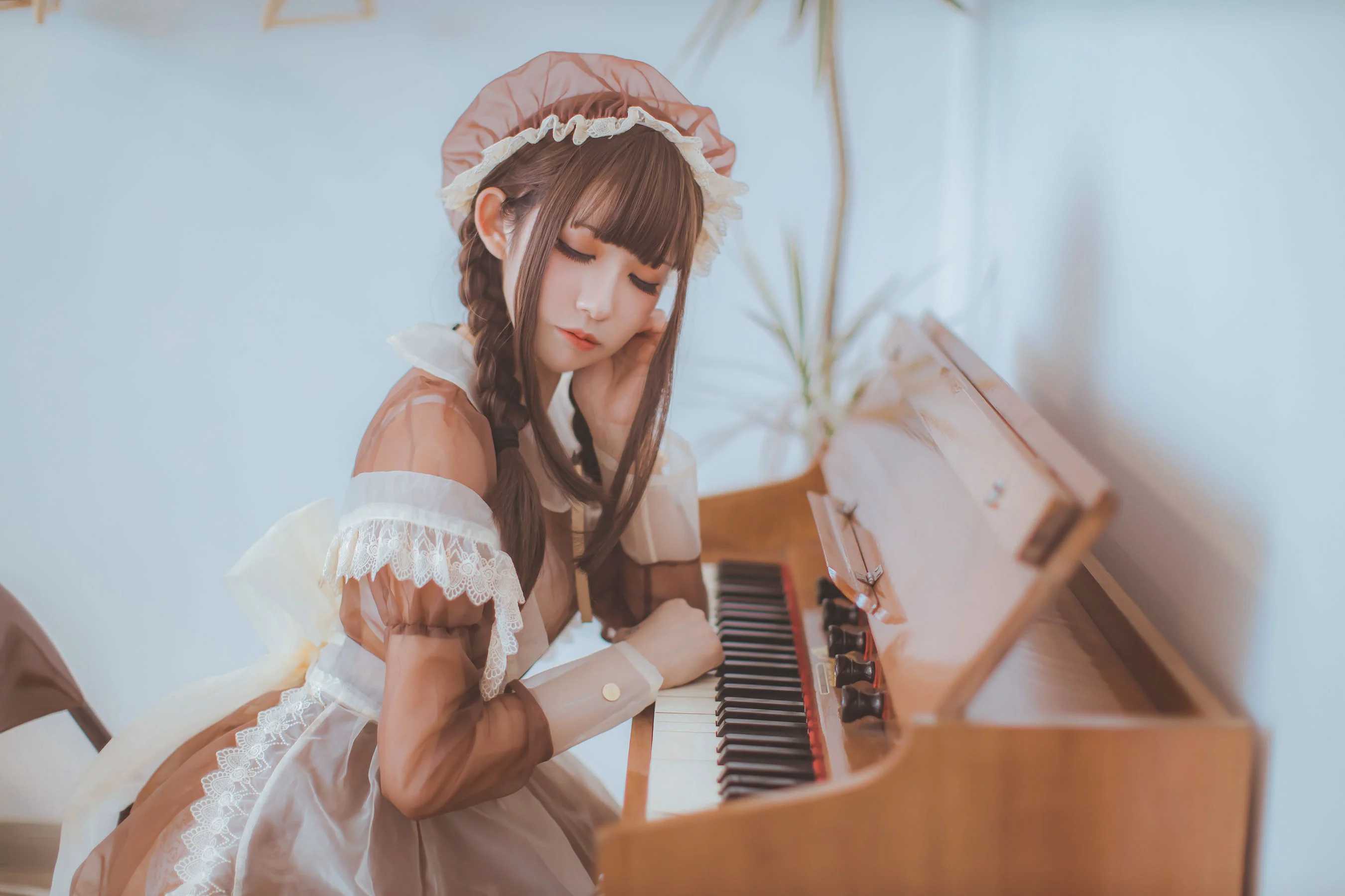 [网红COSER写真] 衣衣 – 透明女仆 - 爱照片