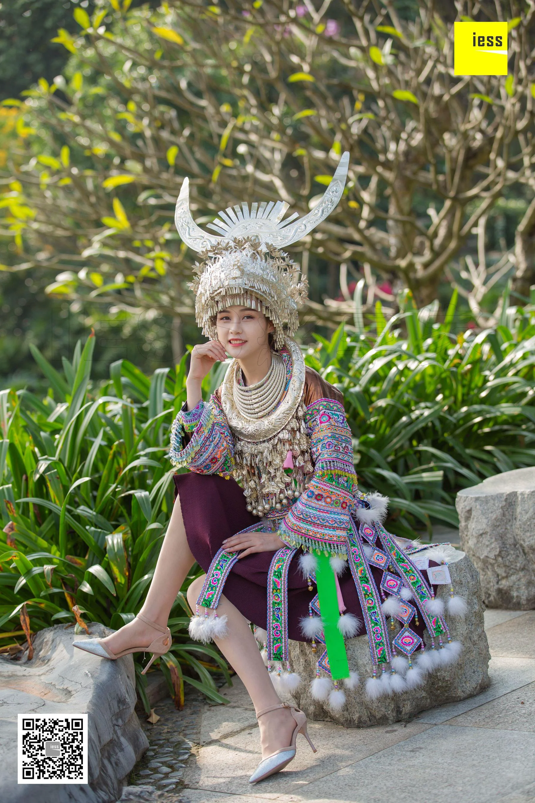 模特九妹《穿丝袜的苗族九妹》 [异思趣向IESS] 写真集 - 爱照片