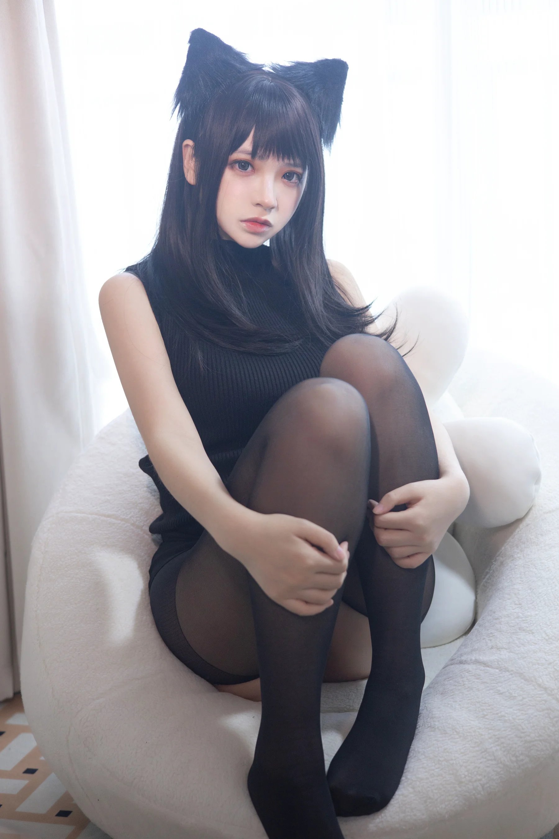COS美女 疯猫ss – 2022新春生日本01 黑毛衣少女 - 爱照片