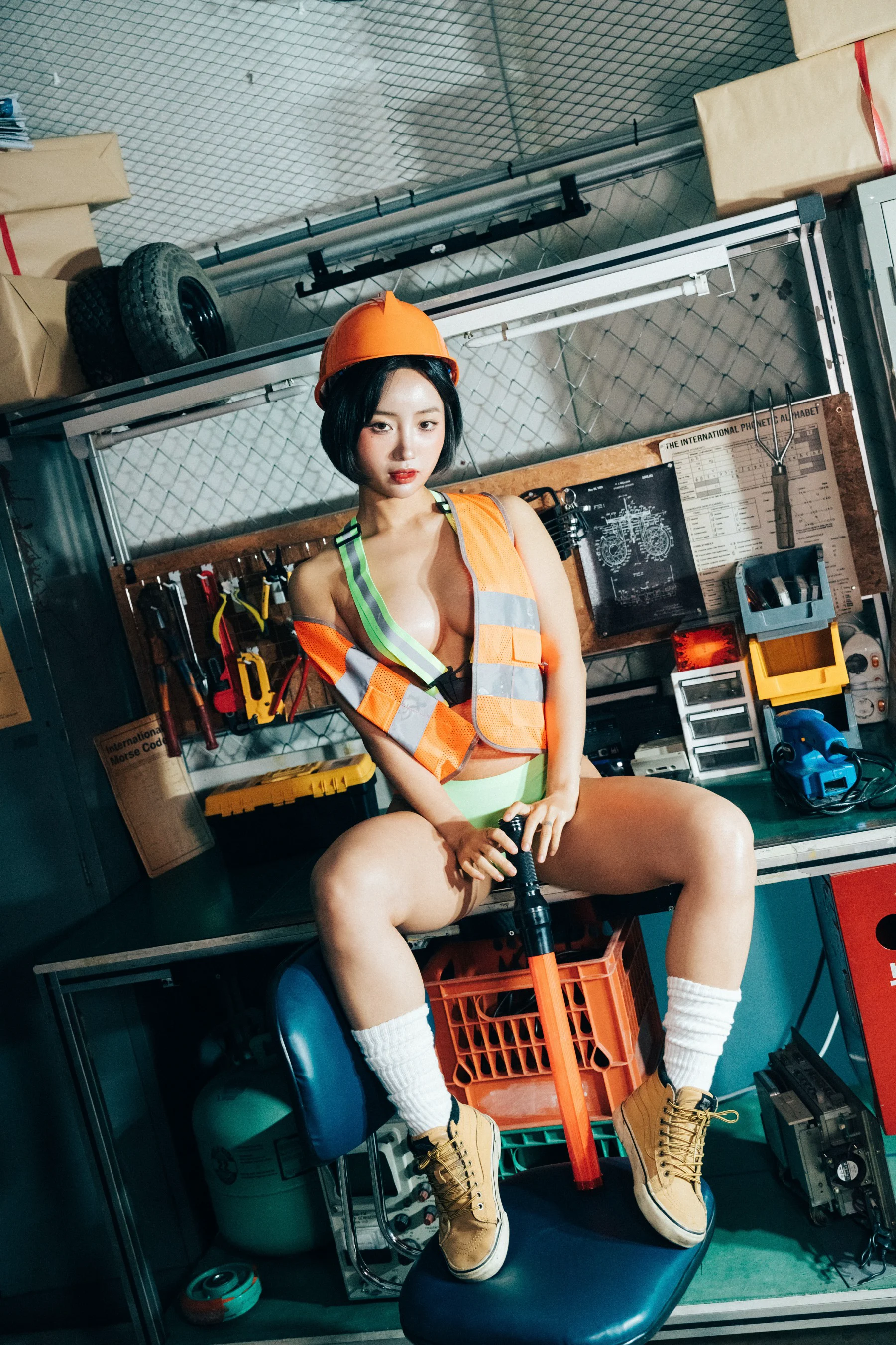 [Loozy] Booty Queen – Naked Worker - 爱照片