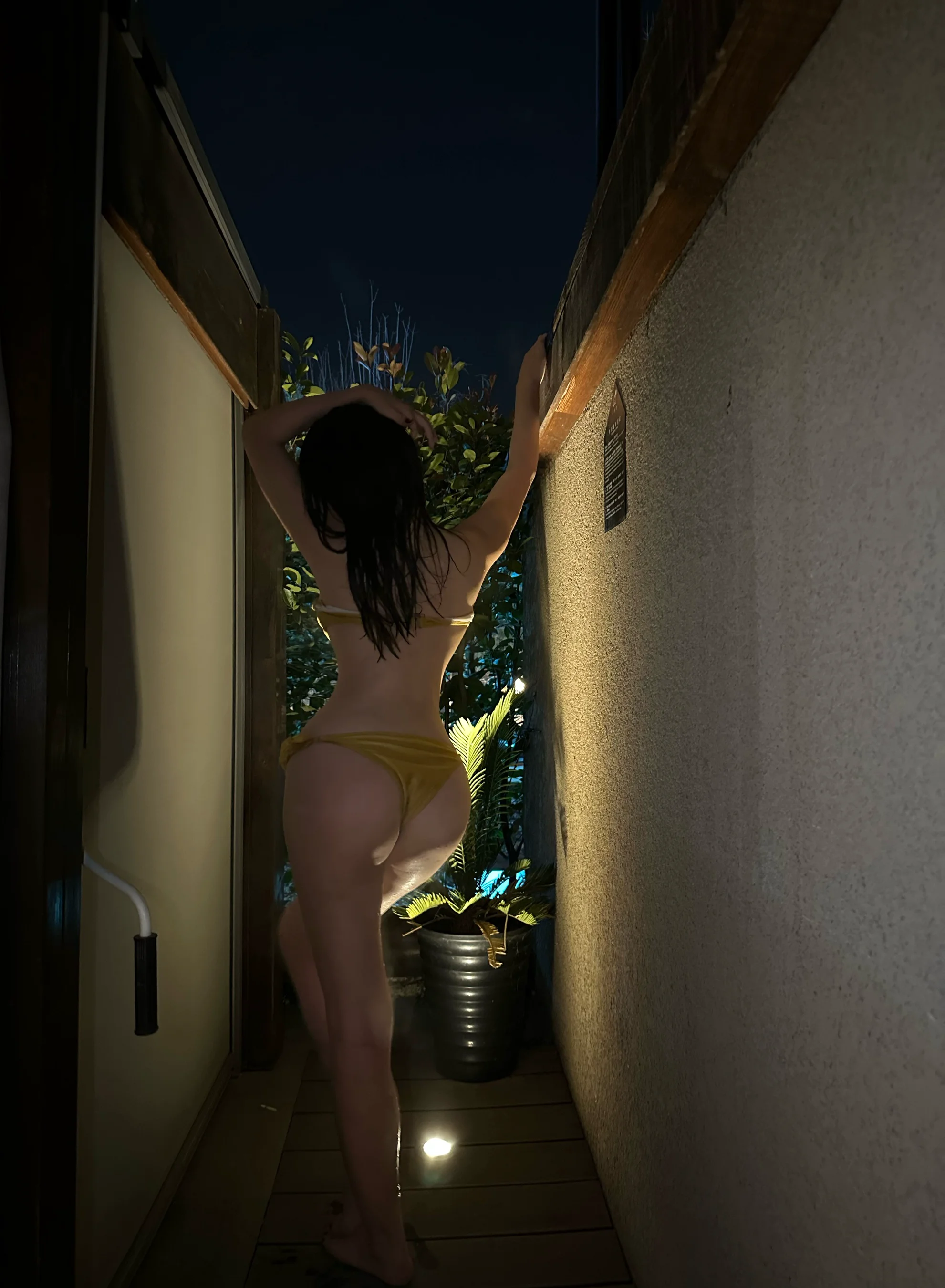 奶宝妹纸 – 深夜游泳池 - 爱照片