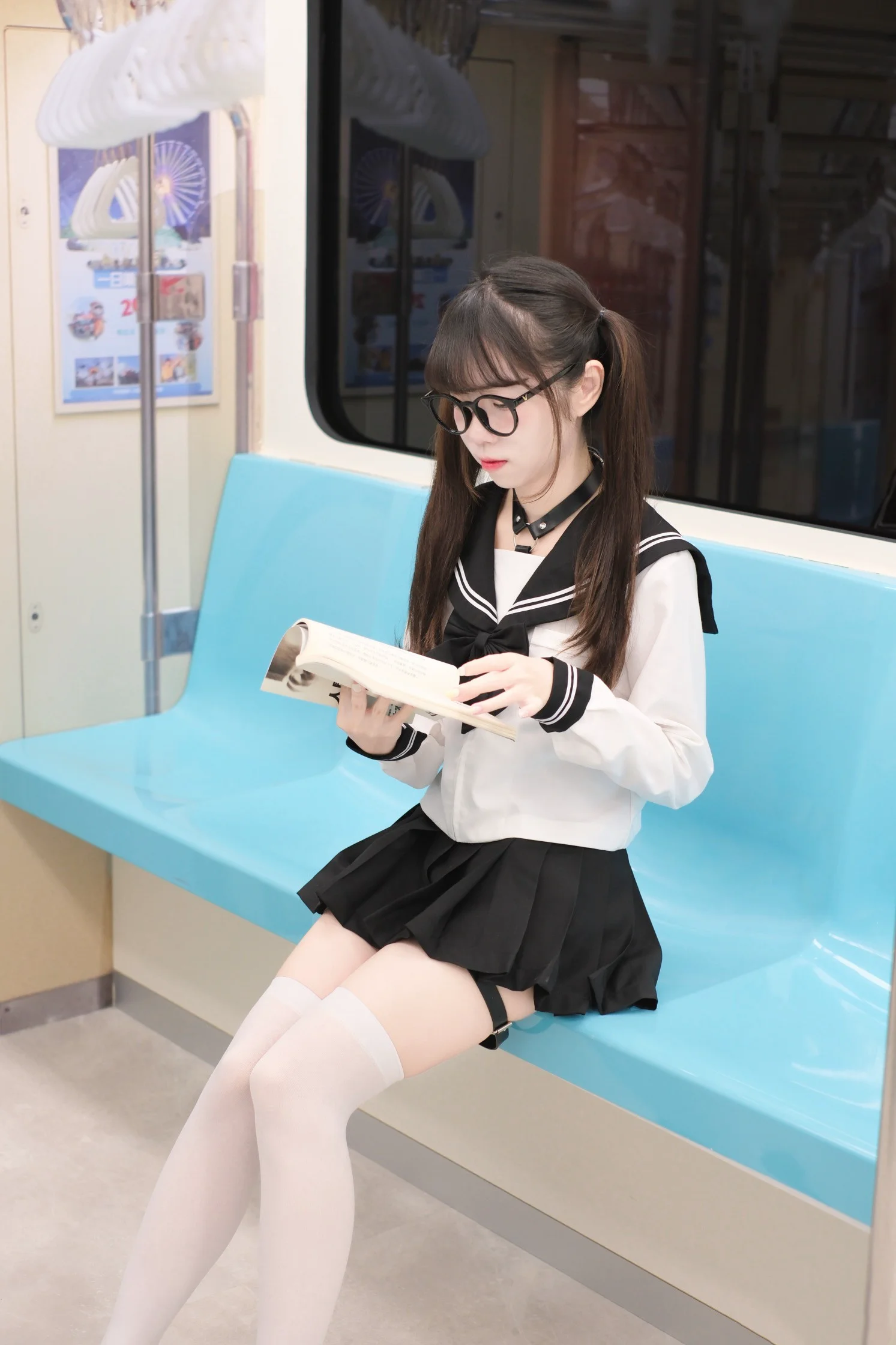 可可小白兔 – 電車上の女高中生 - 爱照片
