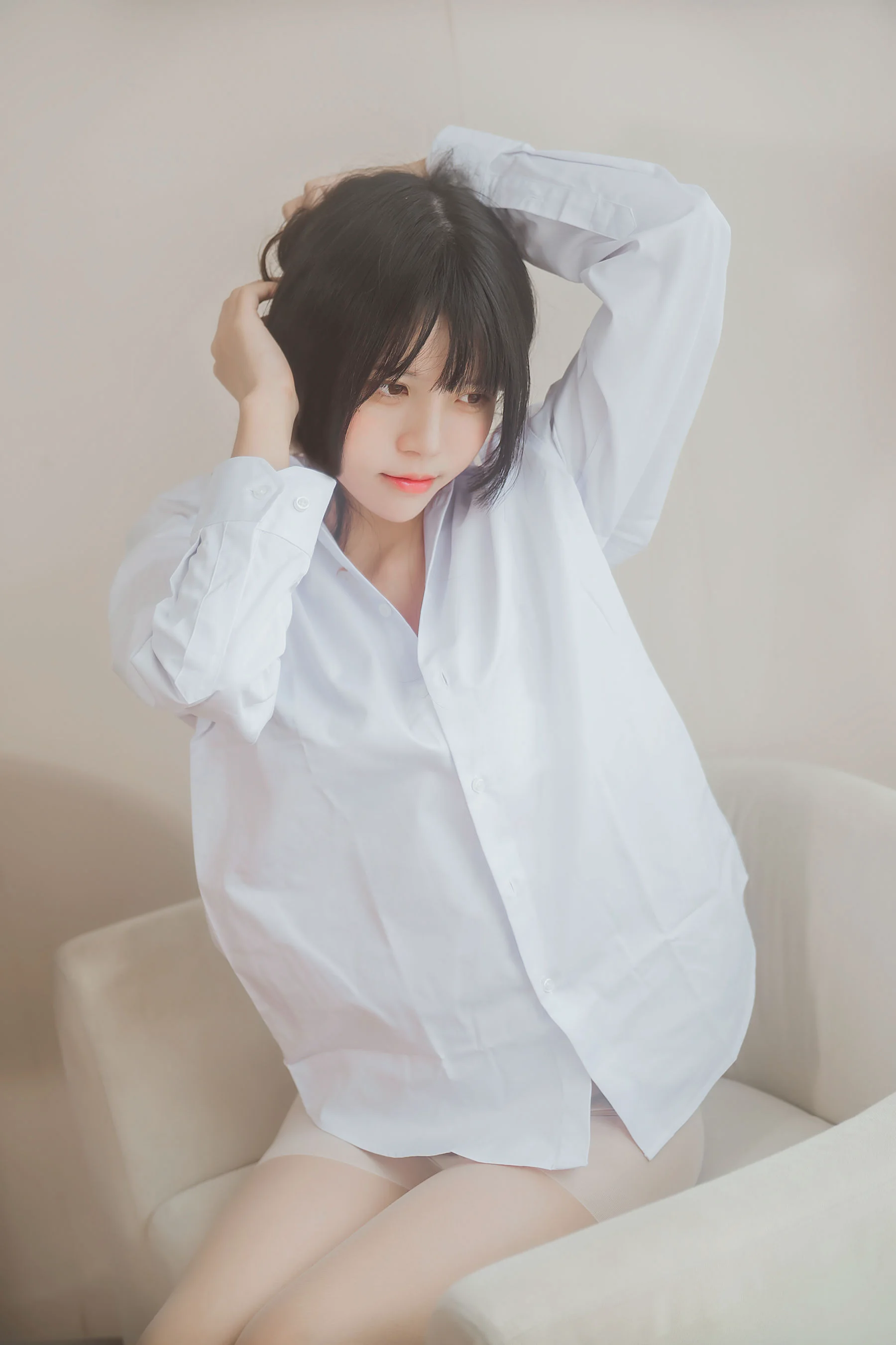 桜桃喵《桜桃未熟 – 白衬衫散发》 [萝莉COS] 写真集 - 爱照片