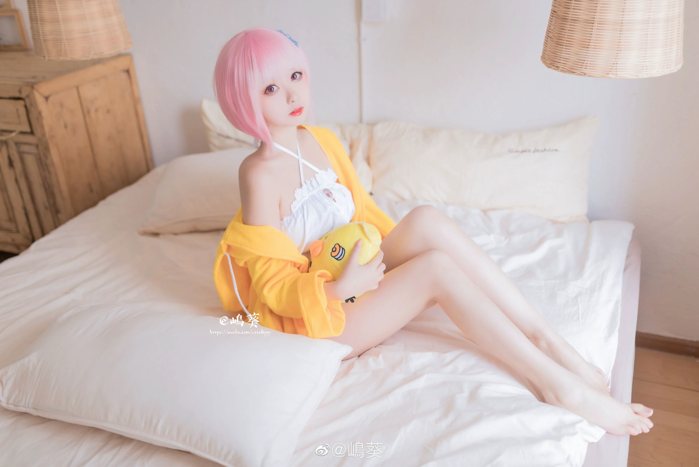 微博美女嶋葵 《碧蓝航线 卯月 贪睡的天使》 写真集 - 爱照片