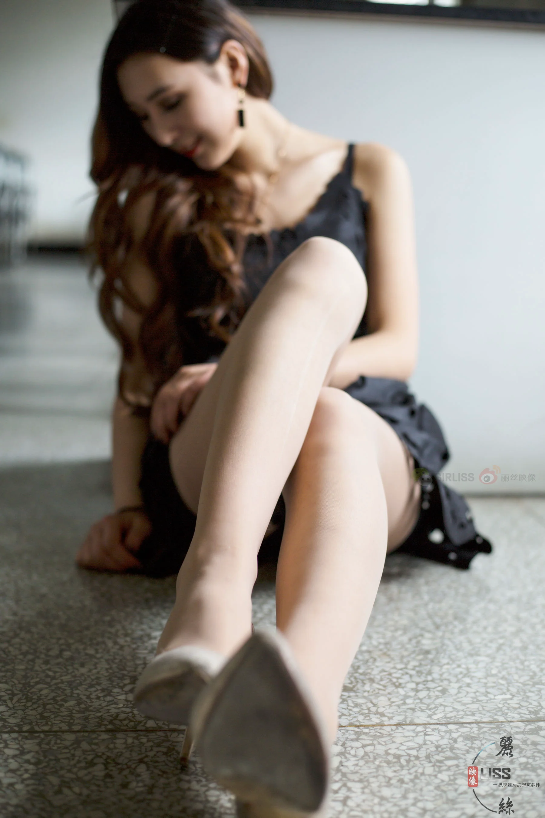 [丽丝映像GIRLISS] 《小西装黑色裙》 写真集 - 爱照片