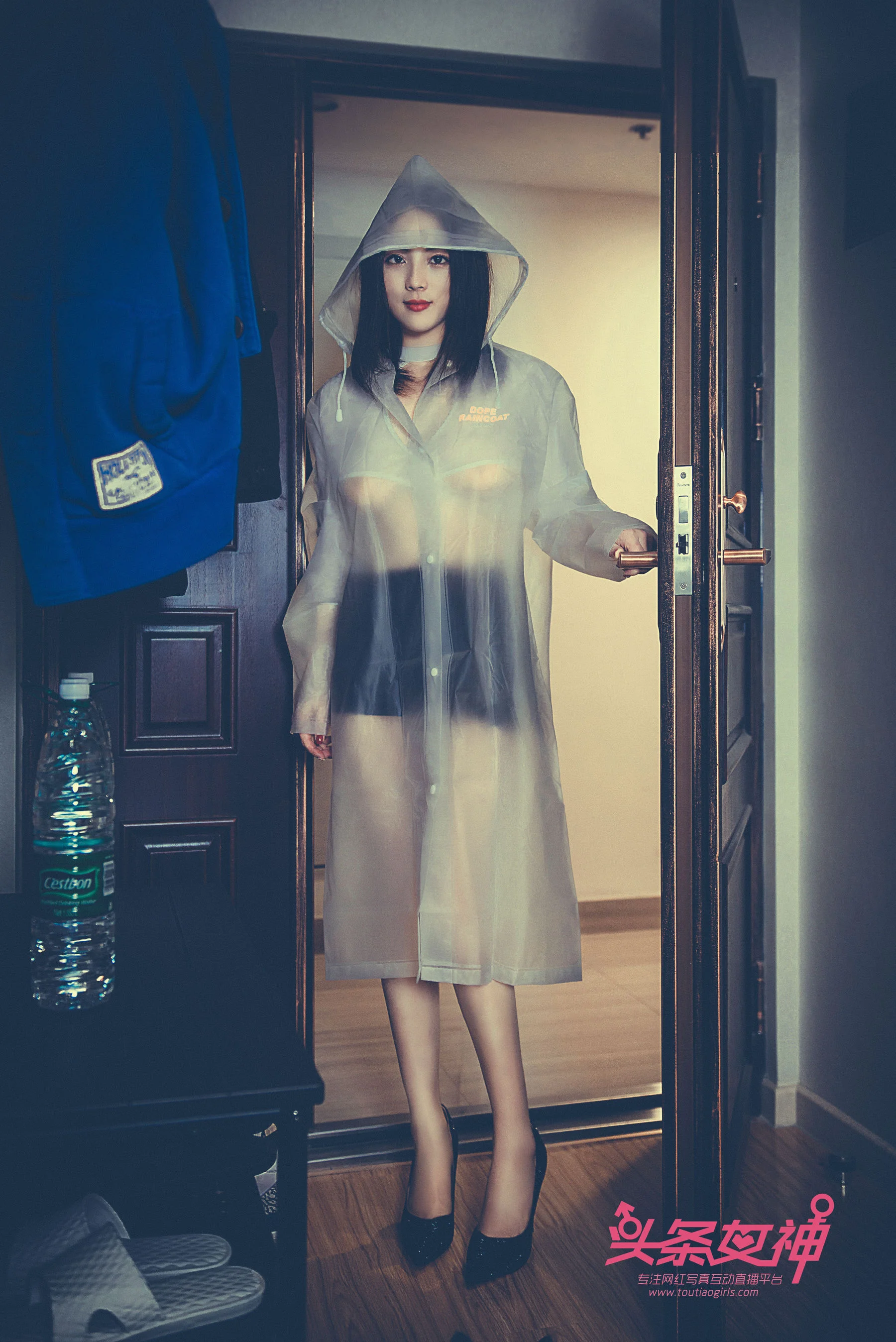迪爱儿《雨衣修水》 [头条女神Toutiaogirls] 写真集 - 爱照片