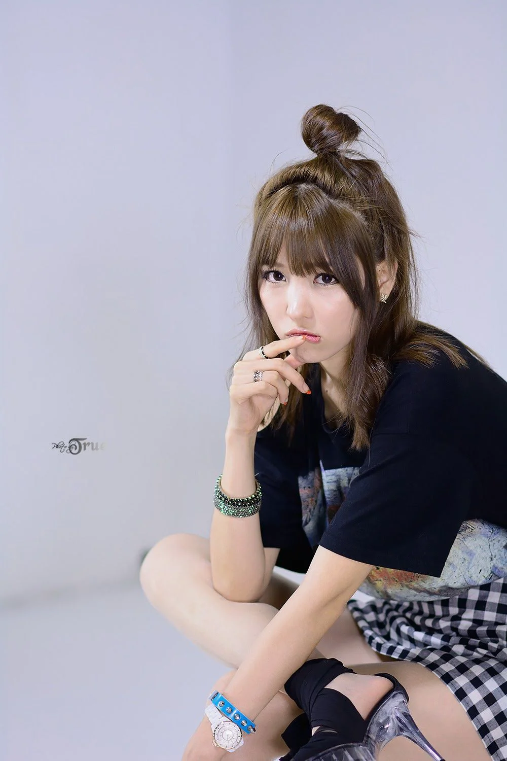 李恩慧《丸子头俏皮风棚拍》 [萝莉COS] 写真集 - 爱照片