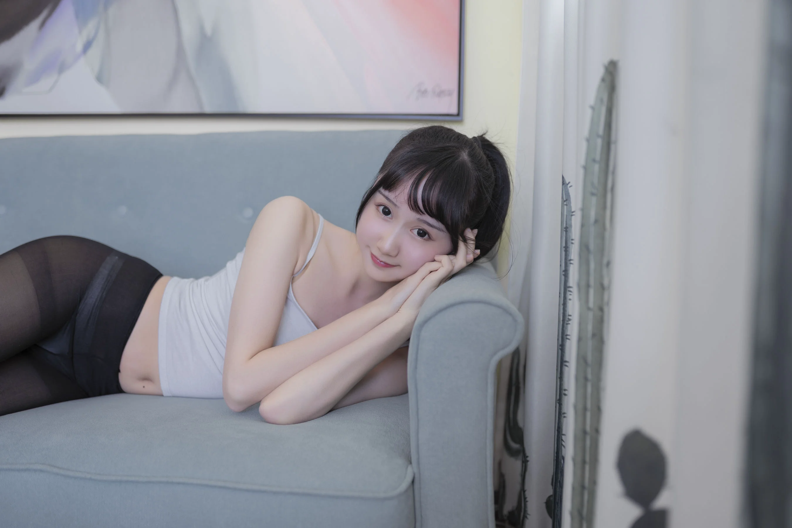 木绵绵OwO《背心黑丝居家》 [萝莉COS] 写真集 - 爱照片