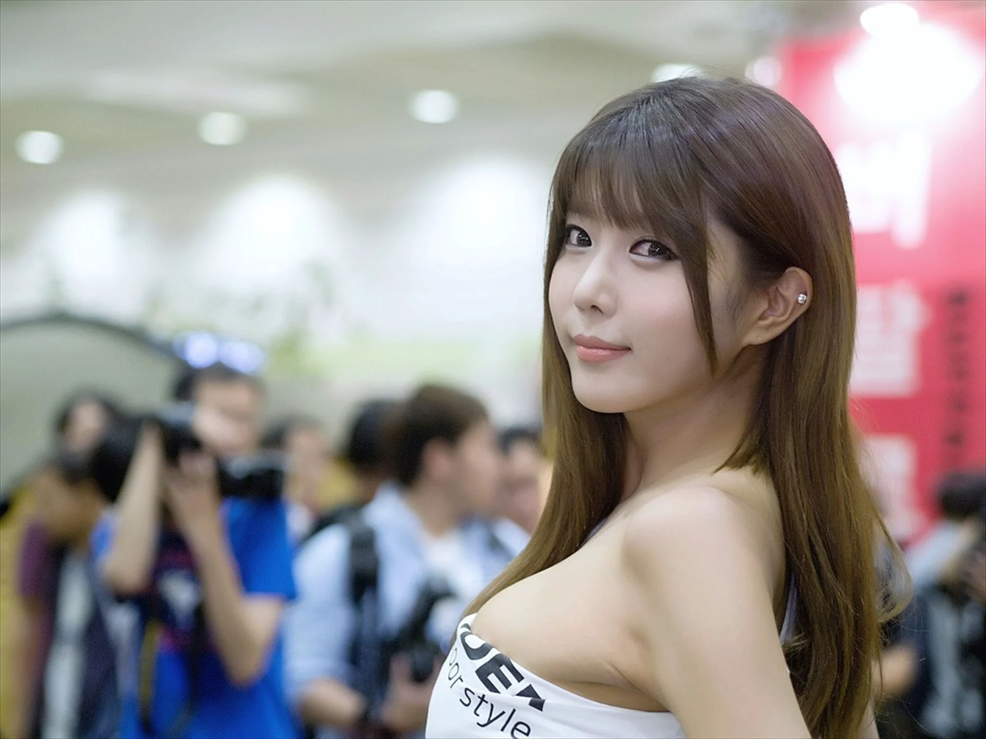 许允美 – 性感白衣牛仔短裤街头车展 [韩国展台美女] 写真图片 - 爱照片