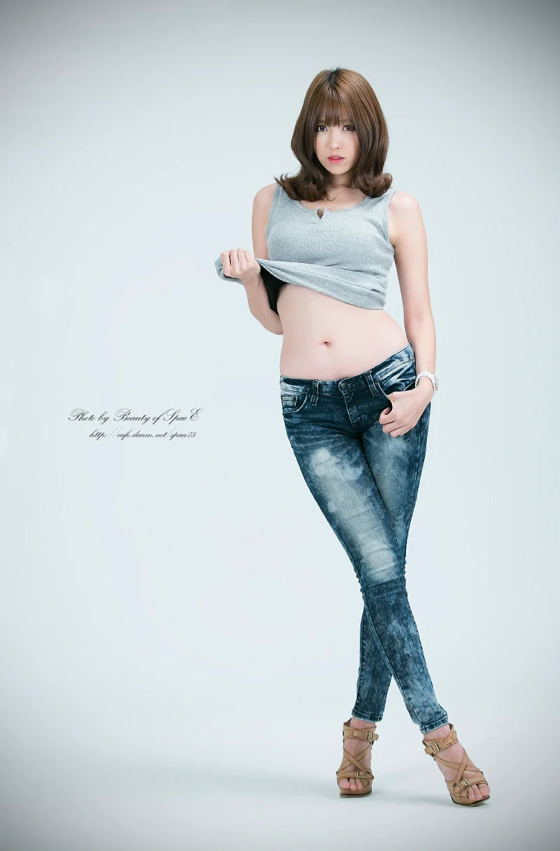 [韩国女神] 李恩慧《紧身牛仔裤》2 写真图片 - 爱照片