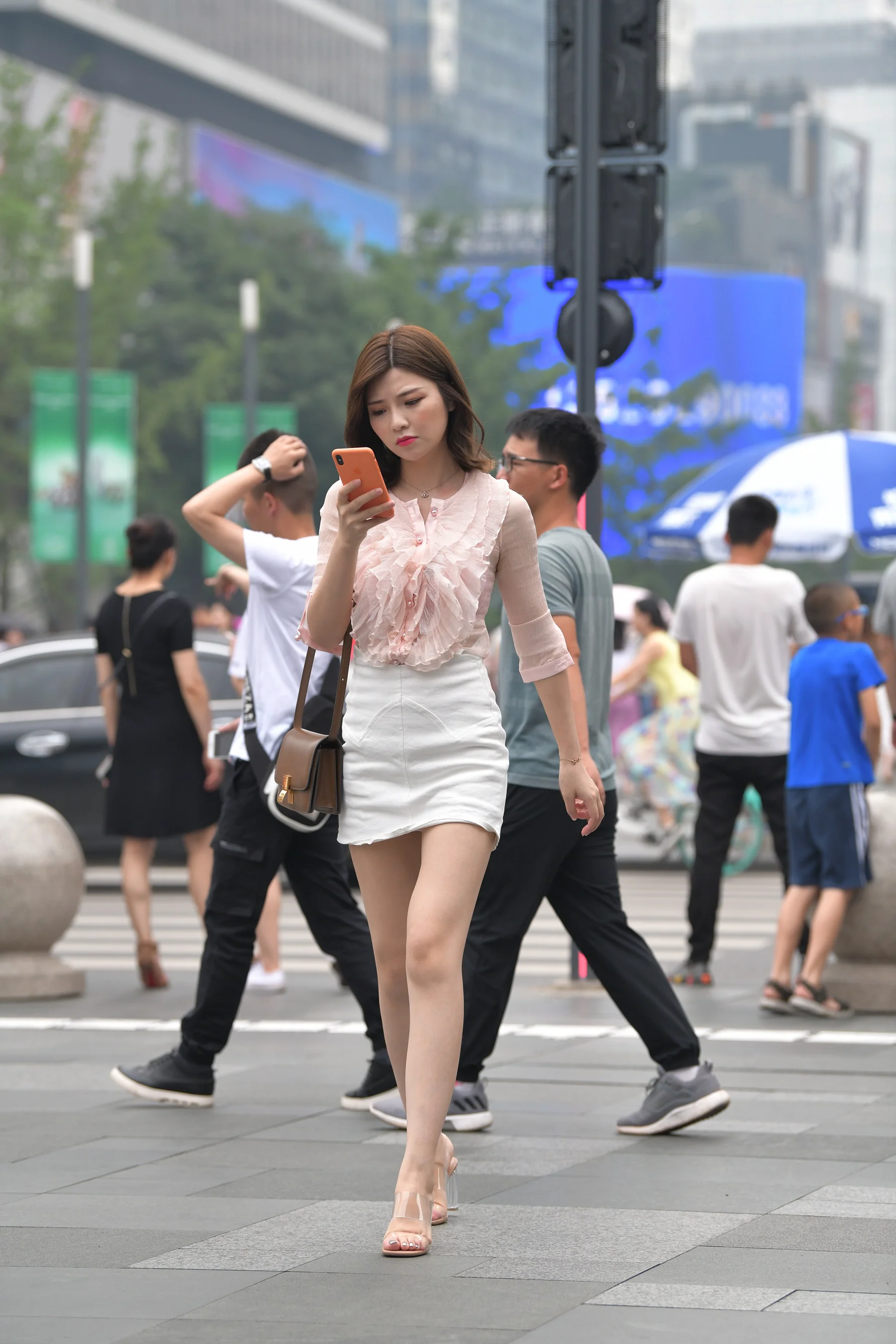 摄霸街拍作品 – 三位美女中腿最美的一个小姐姐 写真 - 爱照片