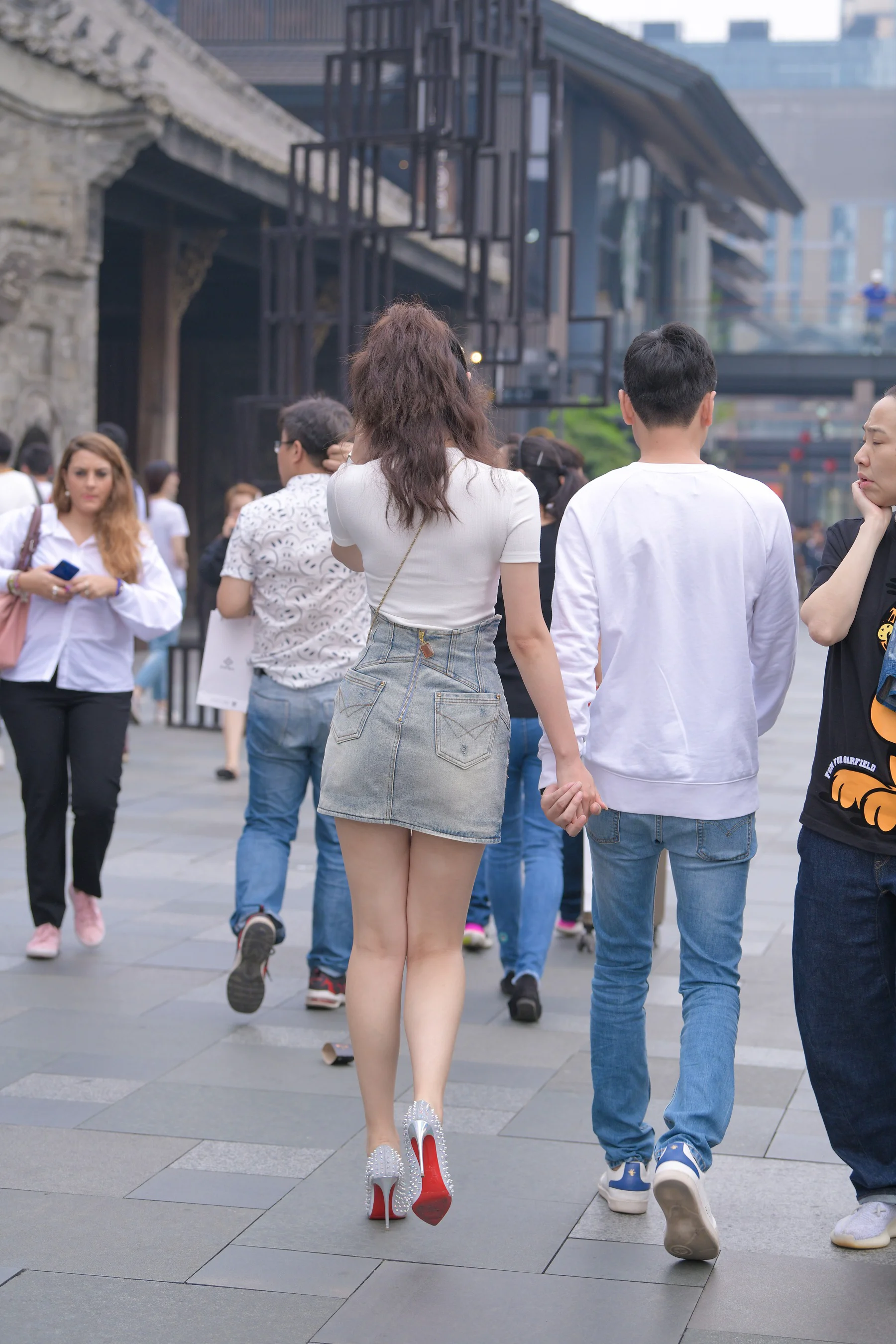 摄神街拍作品 – 柳丁高跟，白皙美腿女友 写真 - 爱照片