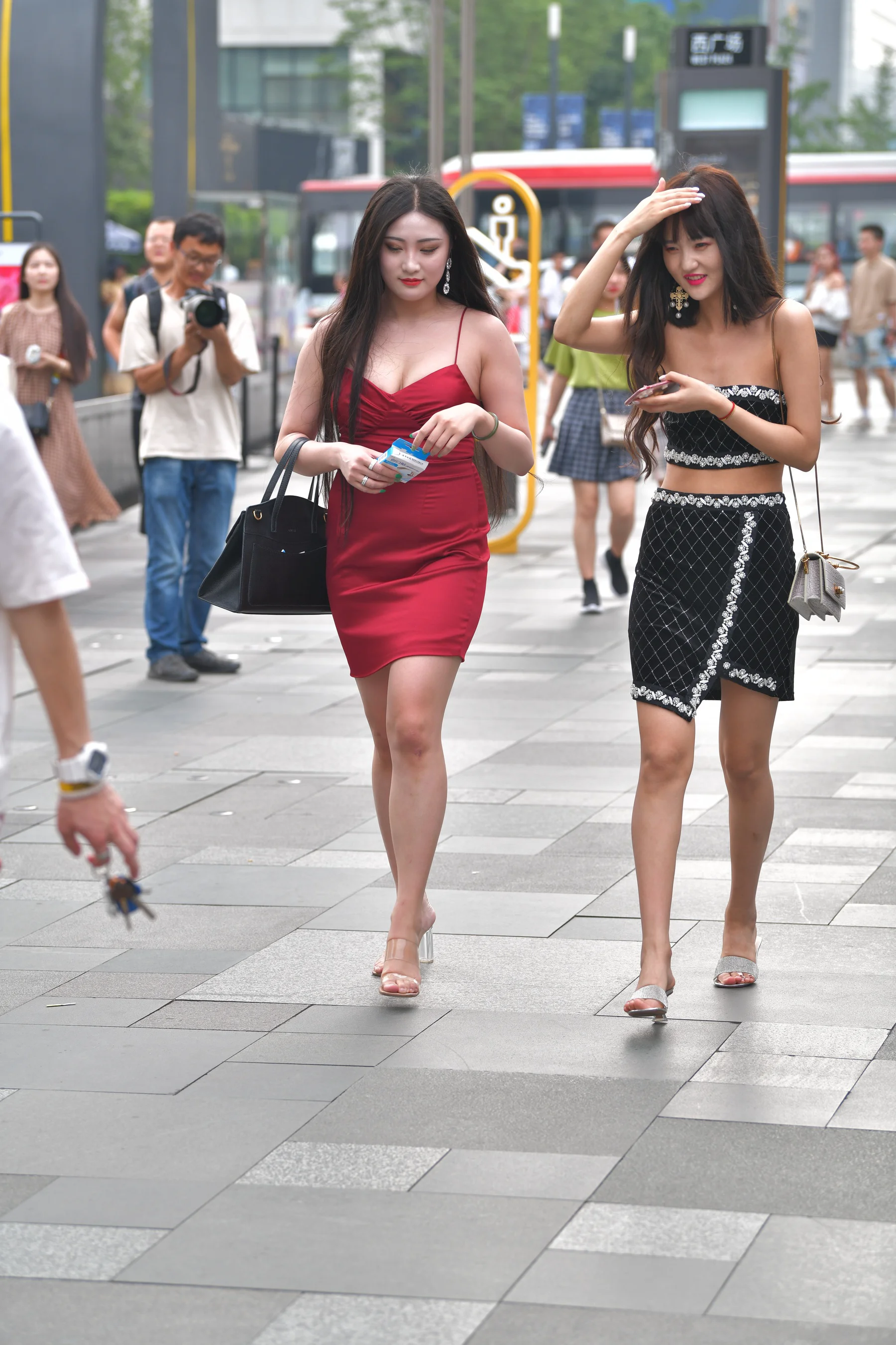 视觉冲击作品 – 熟悉的裙子，丰腴的小姐姐 写真 - 爱照片