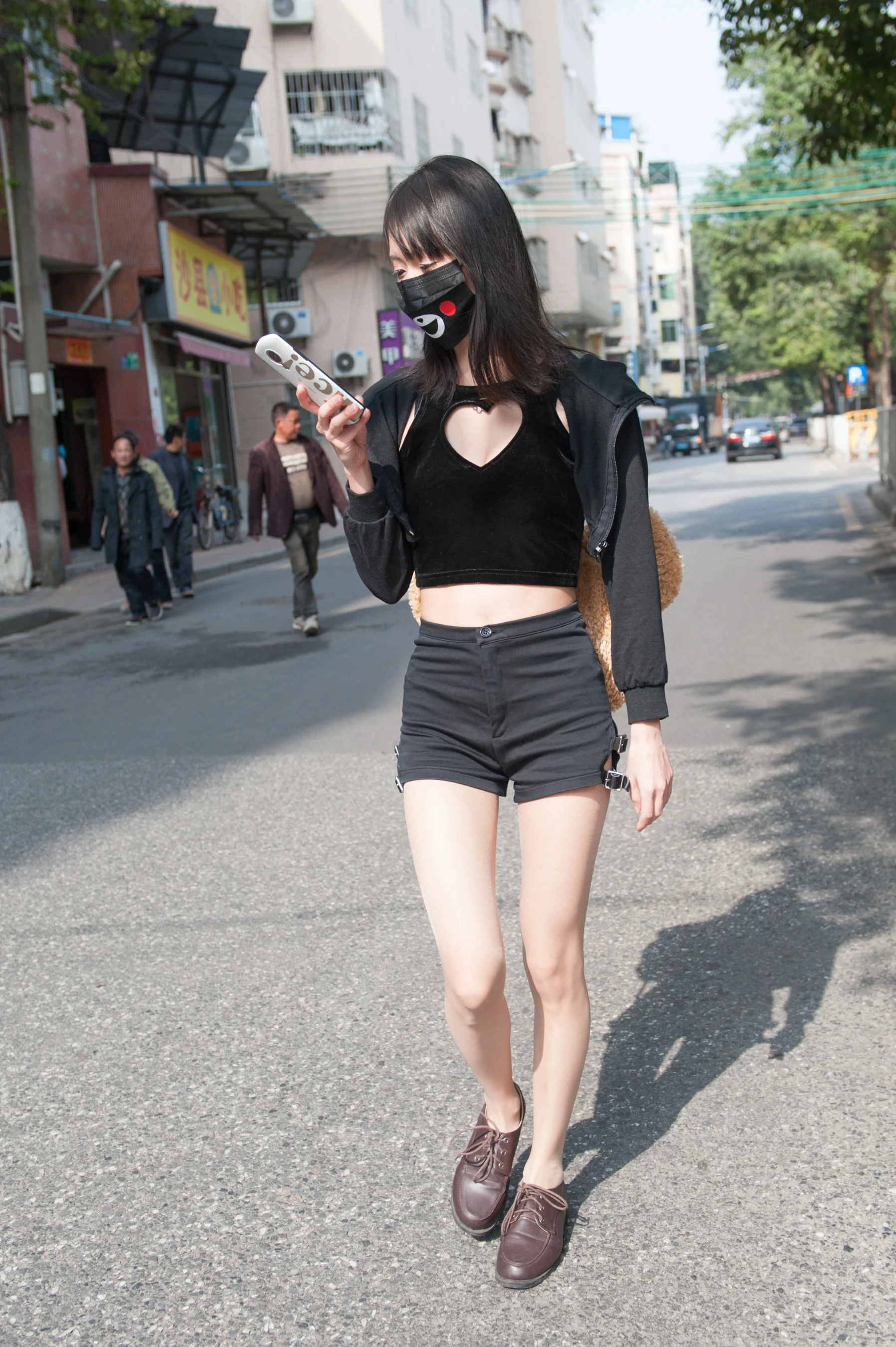 程生街拍作品 – 足球场肉丝美腿 写真 - 爱照片