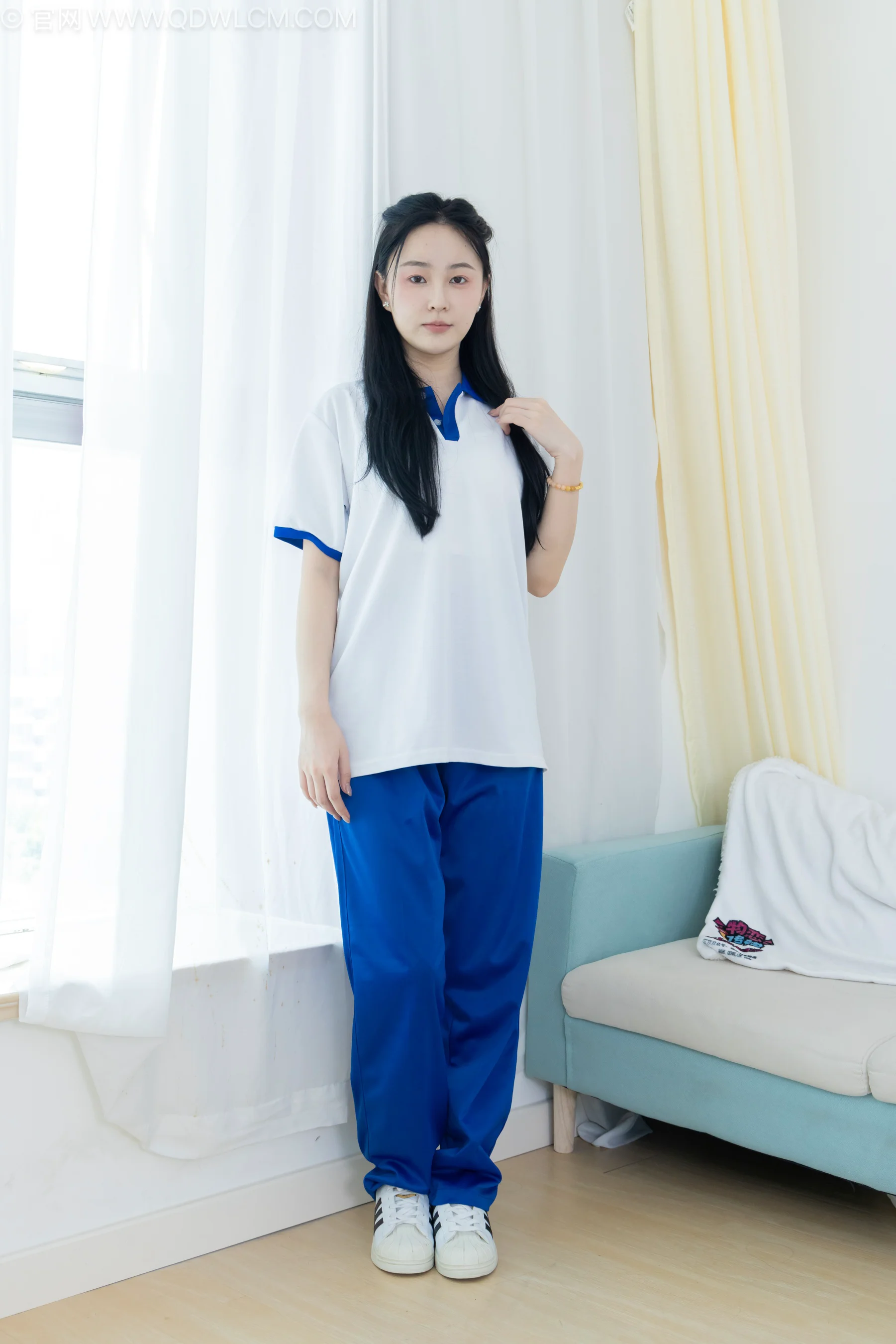 物恋传媒 NO.2241 美兔-板鞋、黑网袜、校服裤里丝 - 爱照片