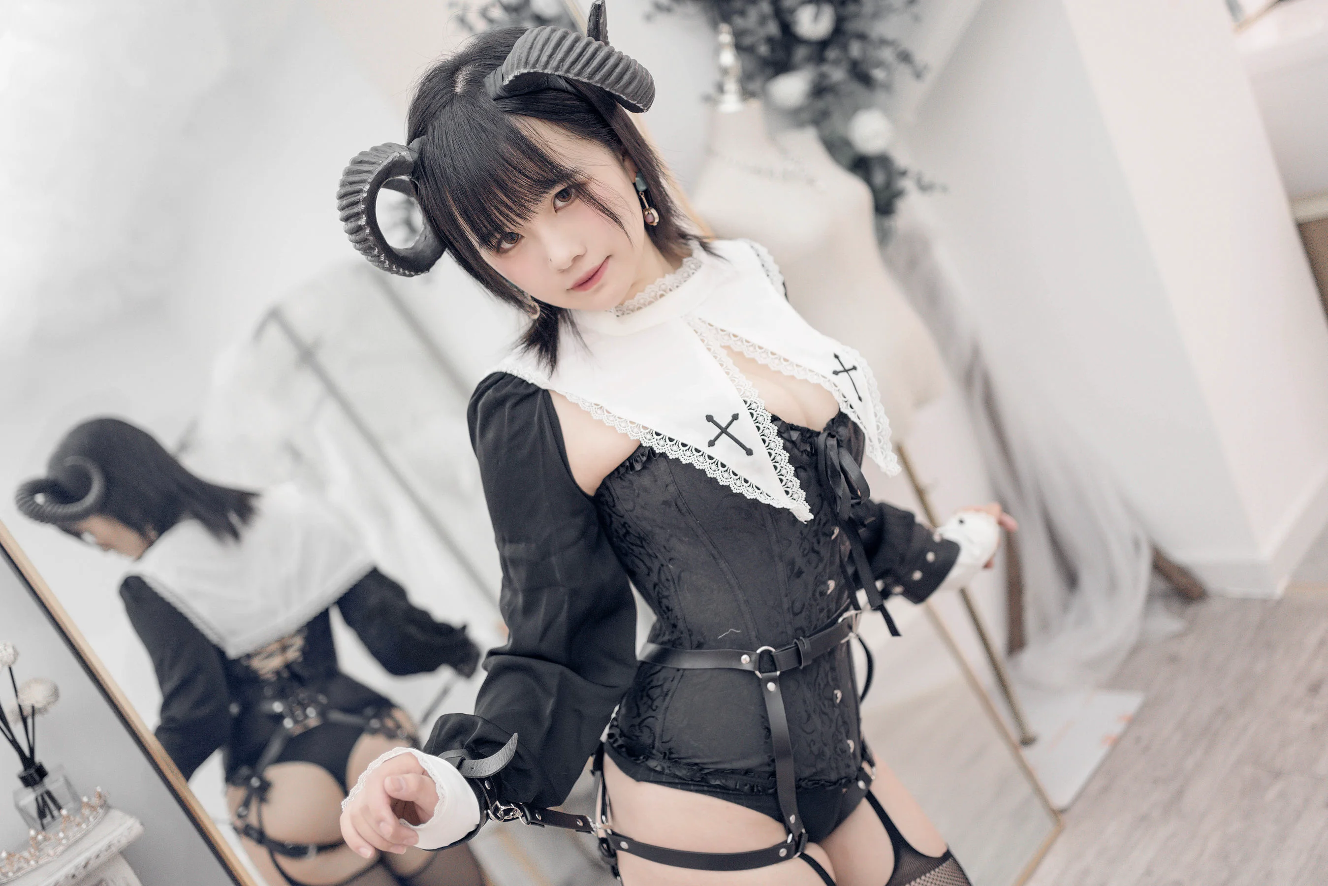 [COS福利] 阿半今天很开心 – 束缚恶魔 写真套图 - 爱照片